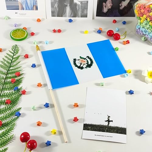 Miniatura 4 de QQSD Mini banderas de mano con bandera de Guatemala, palo de guatemala, poste de madera maciza con punta de lanza, paquete de 12