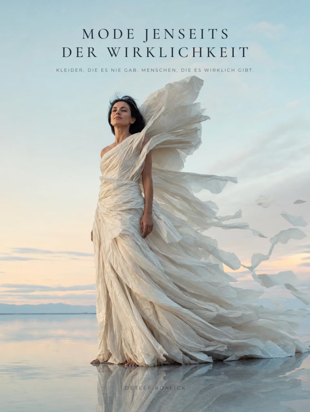 Mode jenseits der Wirklichkeit: Kleider, die es nie gab. Menschen, die es wirklich gibt. | Ein fotografisches Kunstbuch über Fantasie-Mode, Haute ... und Träume | 54 Bilder, 9 Welten, Hardcover