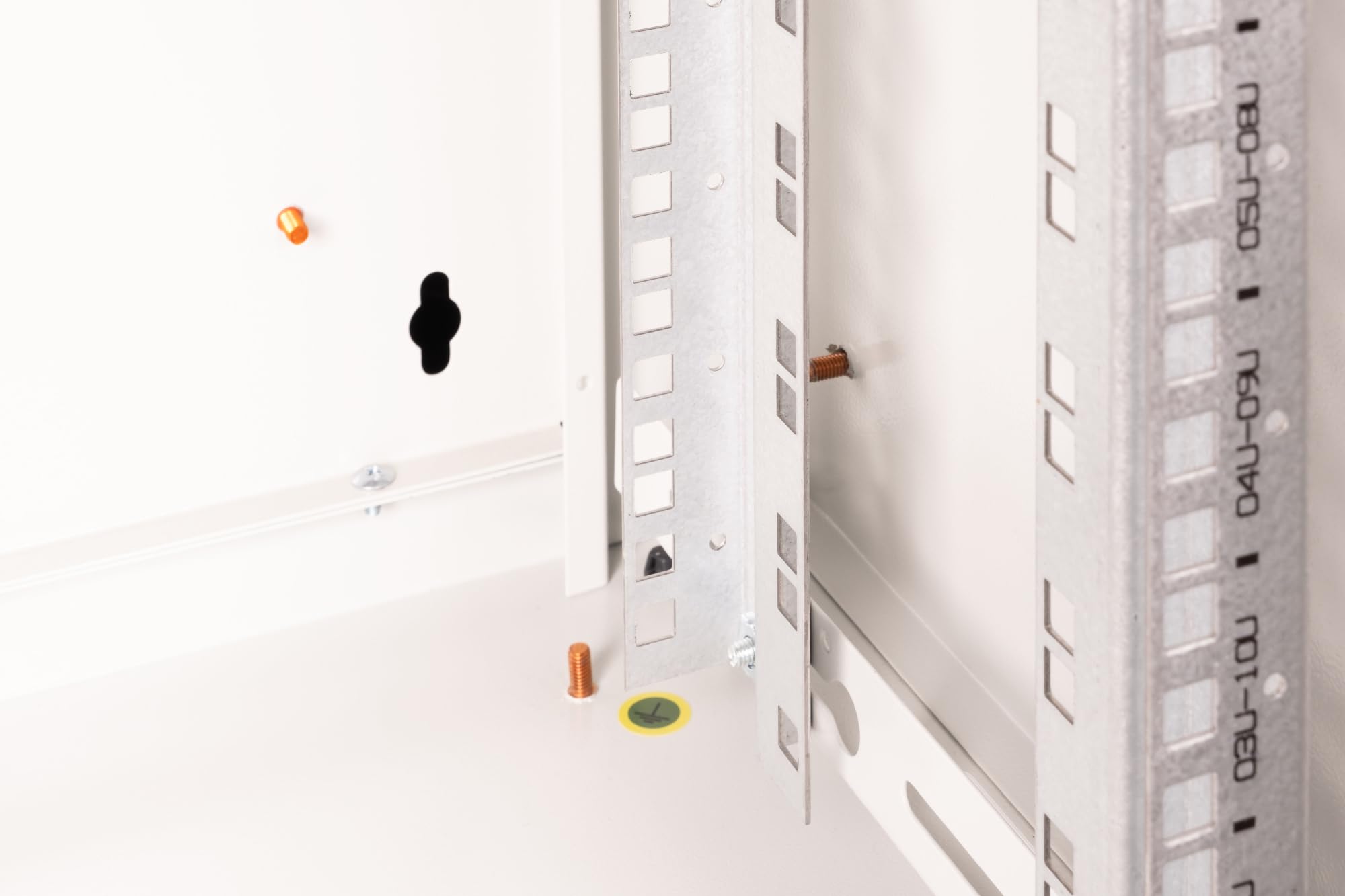 DIGITUS Netzwerk-Schrank 19 zoll 12 HE - Wandmontage - 450 mm Tiefe - Traglast 100 kg - Unique Serie - Glastür - Grau | Nutztiefe 370 mm – Wandmontage – Traglast 100 kg – Sicherheitsglastür – Schutzklasse IP20