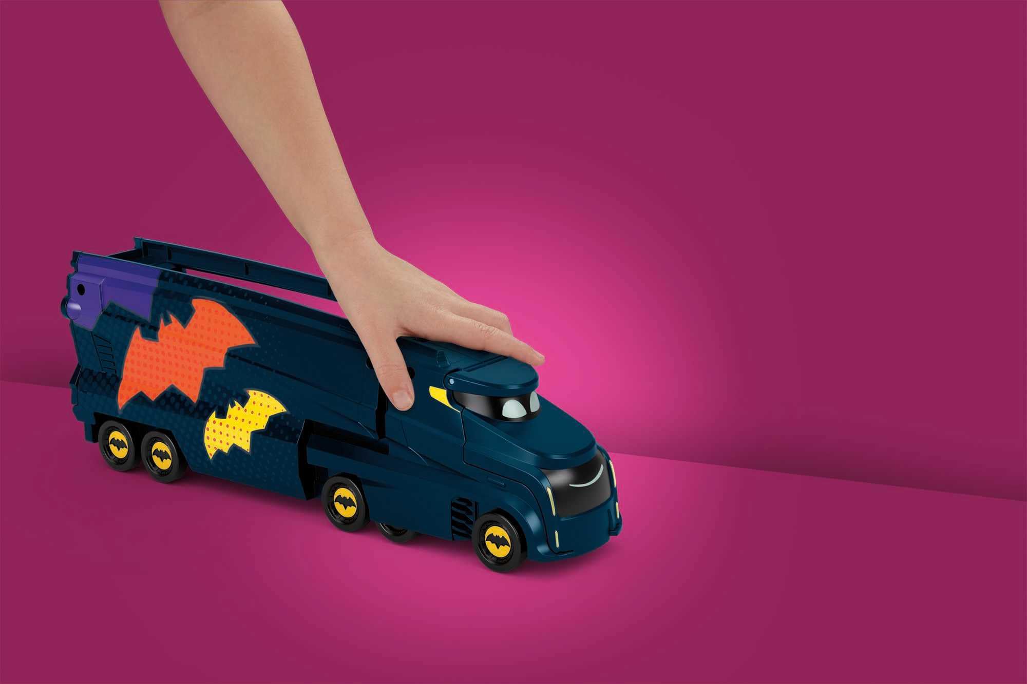 Fisher-Price DC Batwheels - Bat-Autotreno, playset Autotreno con rampa e veicolo Bam Batmobile in scala 1:55 incluso, può contenere 7 macchinine die-cast, giocattolo per bambini, 3+ anni, HMX07