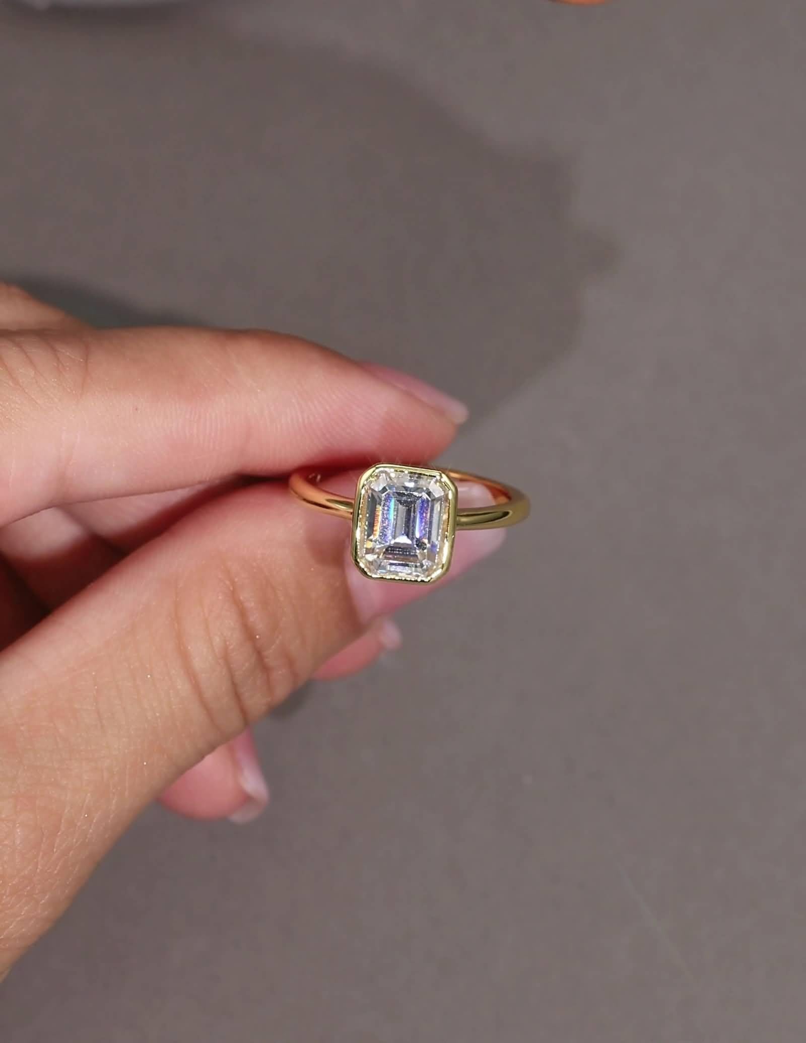 Anillo de promesa a juego, anillos apilables de oro pulido, anillo solitario con moissanita rectangular de 7 x 9 mm, oro amarillo de 2,5 quilates