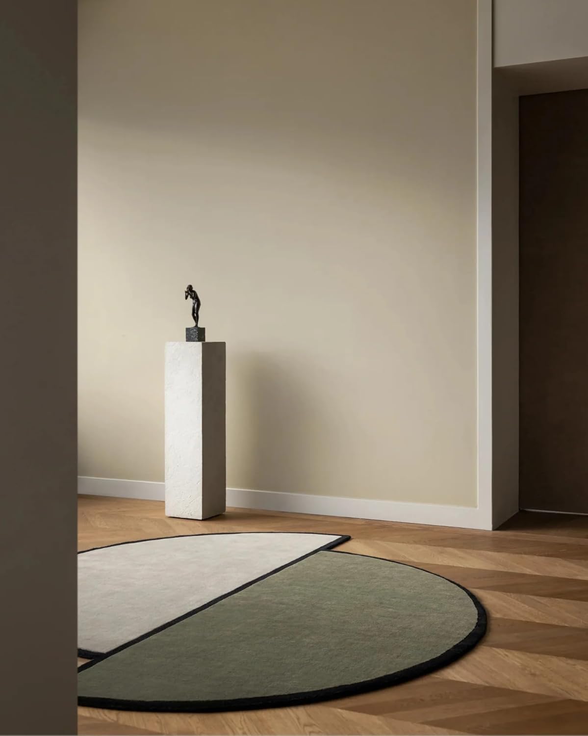 Buy RIFA RUGS Handwoven Pure Woolen Round Carpets Collection with 1,0 ...