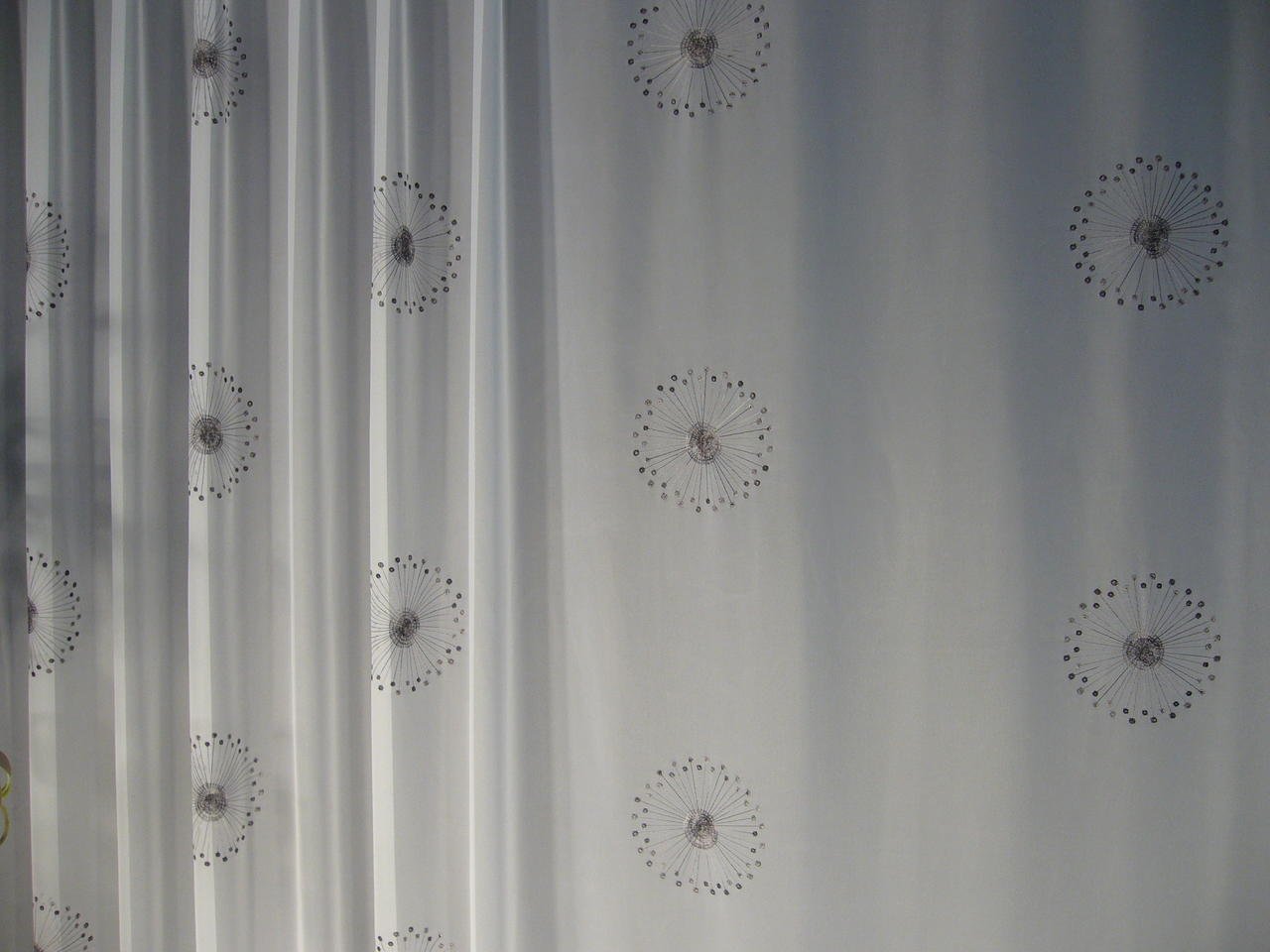 Hochwertige Gardine Fertiggardine Voile Store Schal mit Stickerei Faltenband und Bleiband weiß Modena SCHWARZ 140 x 600 cm (HöhexBreite)