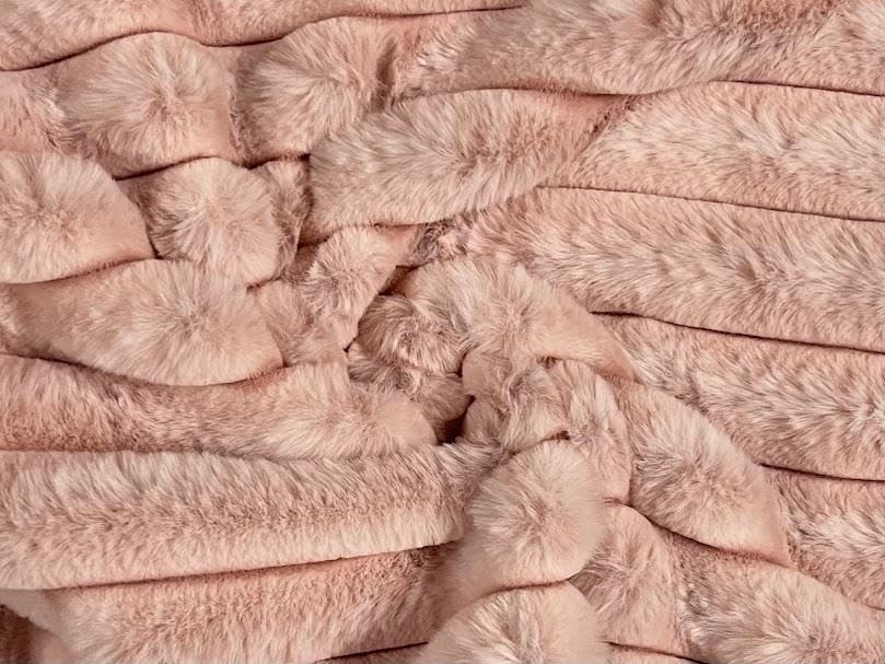 Tissu fausse fourrure rouge pour coudre des coussins de salon chaleureux