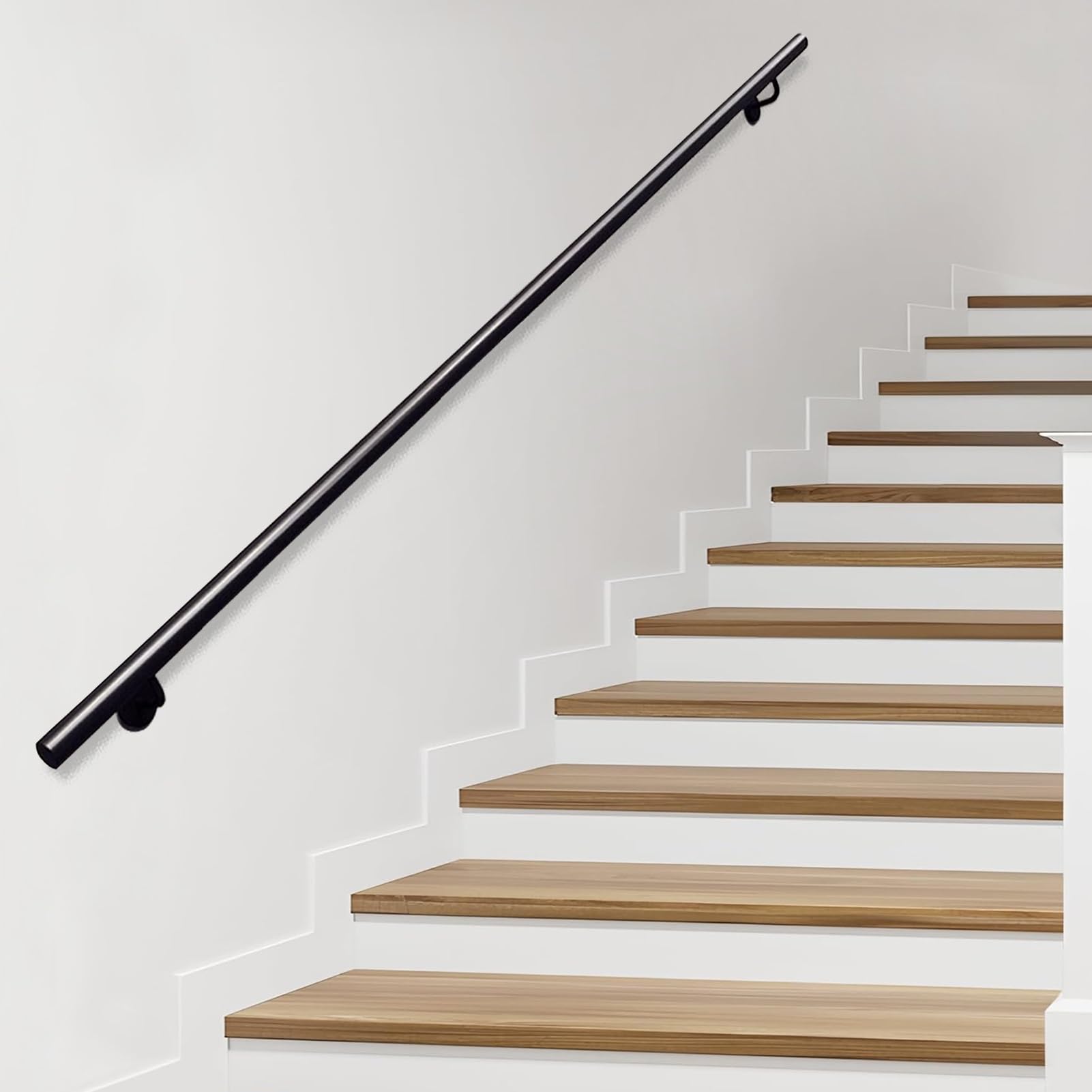 Main courante noire en métal galvanisé robuste pour sécuriser votre escalier design