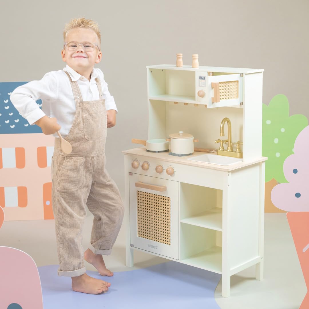Woet Holzspielzeug Spielküche für Kinder Off-White mit Küchenzubehör Rattan-Details ab 3 Jahren