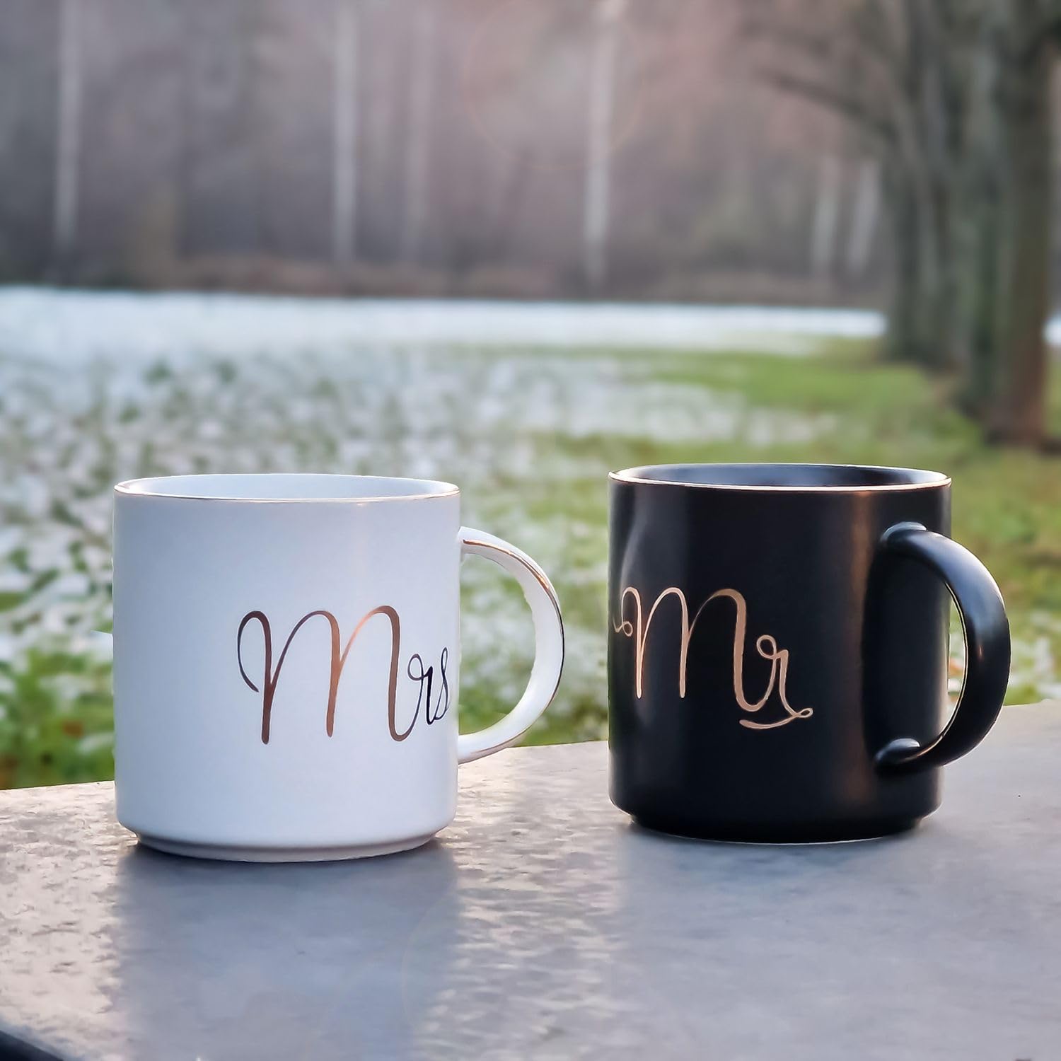 Intirilife Kubek do kawy w kolorze białym i czarnym ze złotą obwódką i napisem Mr and Mrs na każdym kubku - pojemność 300 ml - kubek prezentowy z uchwytem ślubnym