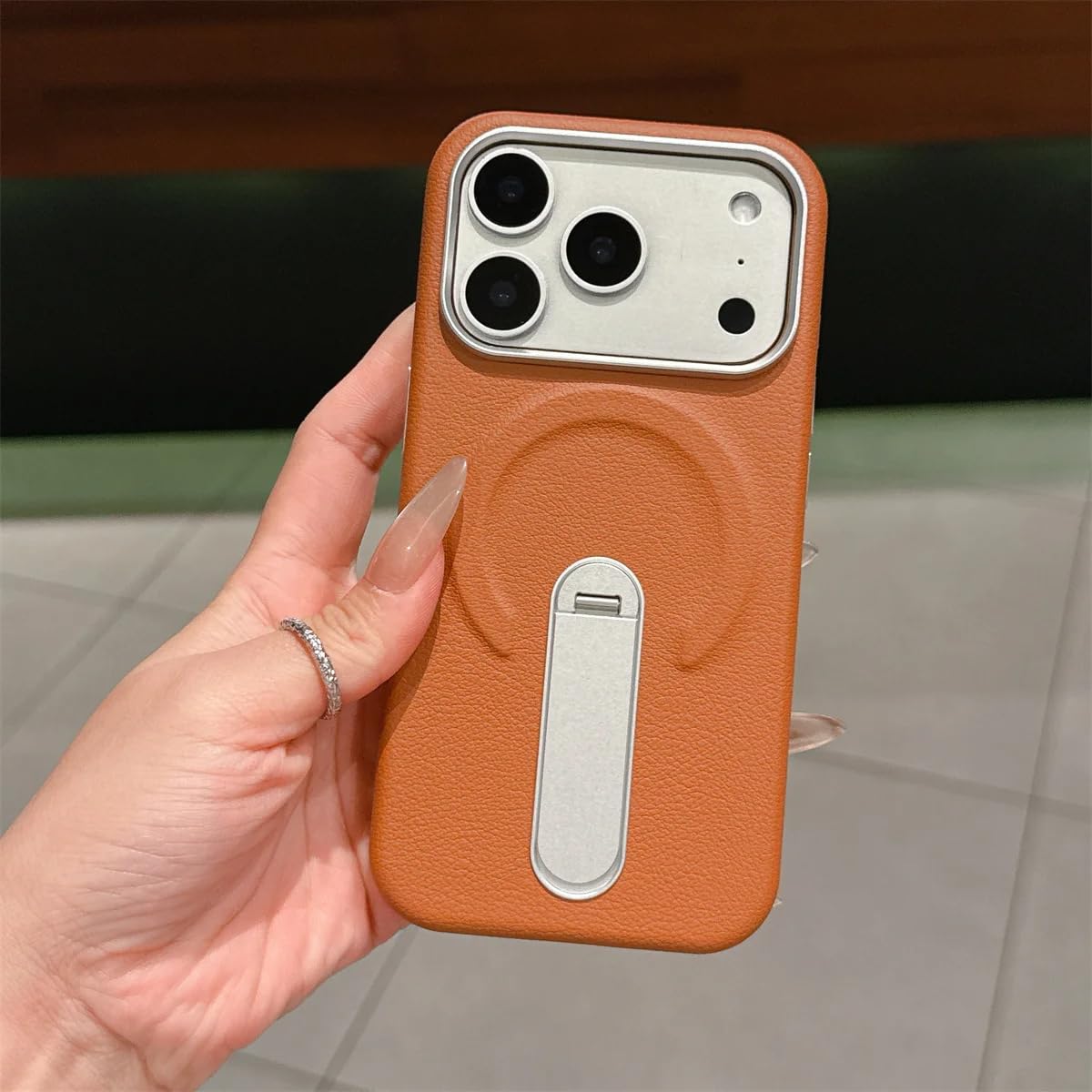 Custodia in pelle con supporto magnetico per iPhone 15 Pro Max, con ricarica wireless e protezione antiurto (per iPhone 15 Pro Max/marrone)