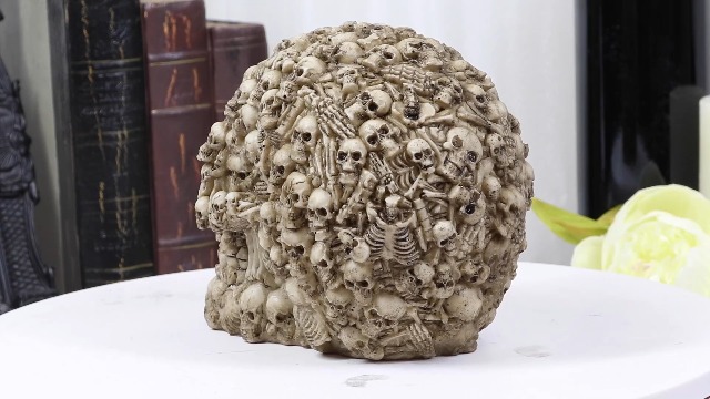 Estatua macabra de cráneo ossuario de 5.5 pulgadas largo miniatura 7