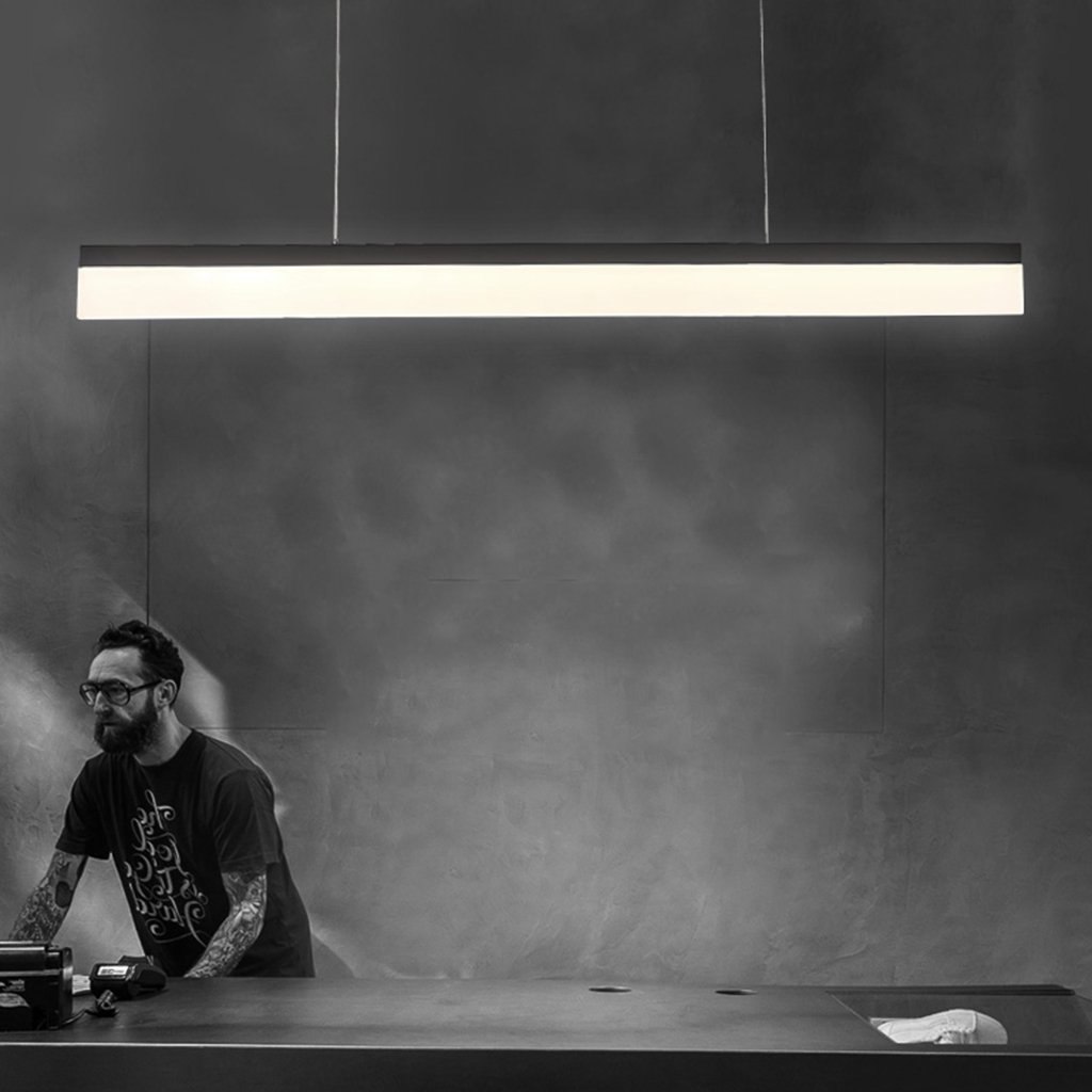 Lustre rectangulaire bureau minimaliste au fini soigné pour une architecture d'intérieur chic