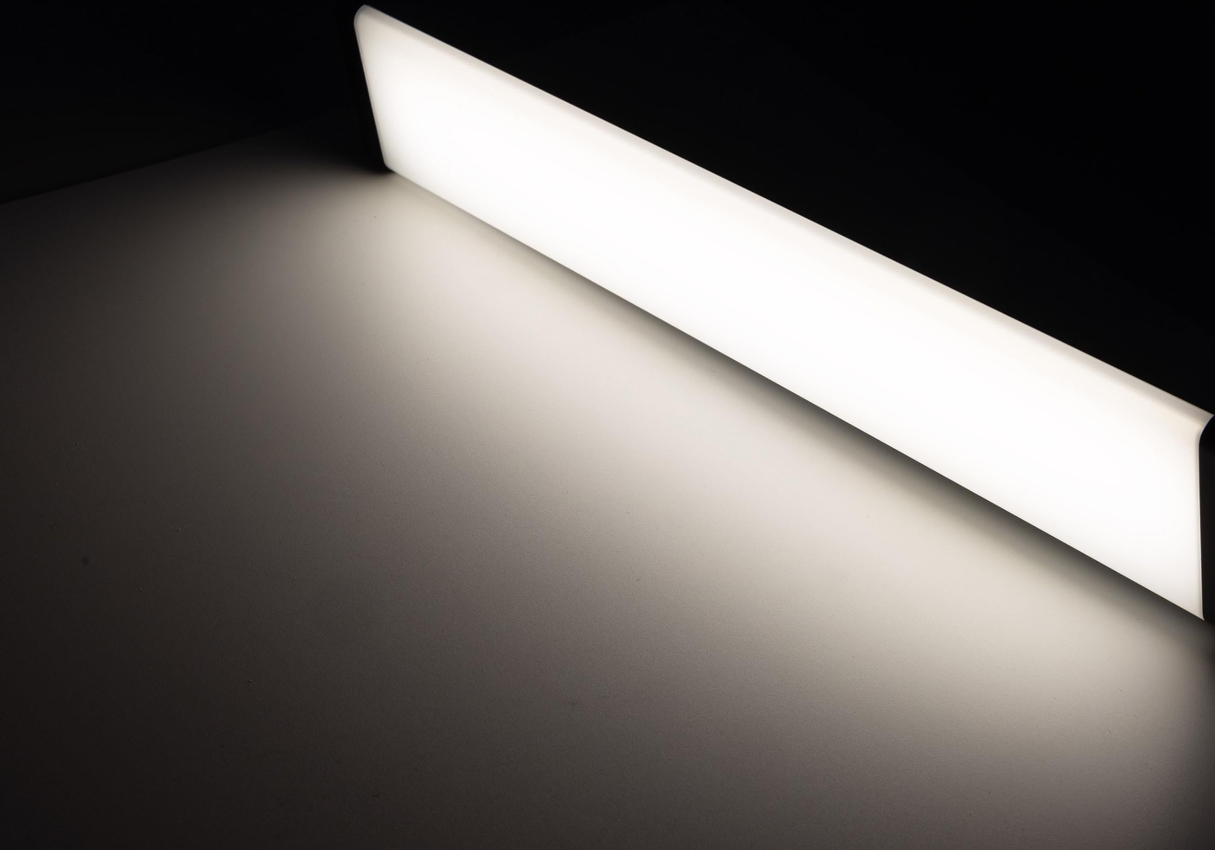 ChiliTec LED Unterbauleuchte Arusha 60cm, 2 Steckdosen, Weiß | 2 Steckdosen, USB-A USB-C PD, Neutralweiß, Für Küche Unterschrank Büro Werkstatt