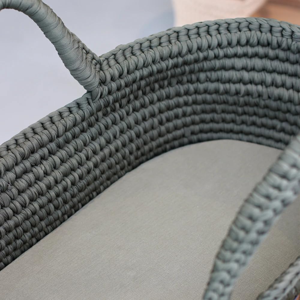 LIINI® Babywiege mit Moseskorb (Olive) – sanfte Wiegebewegung, handgehäkelt, nachhaltiges Holzgestell, inkl. Matratze & Täschchen – ab Geburt bis 9 kg – EN 1466:2023
