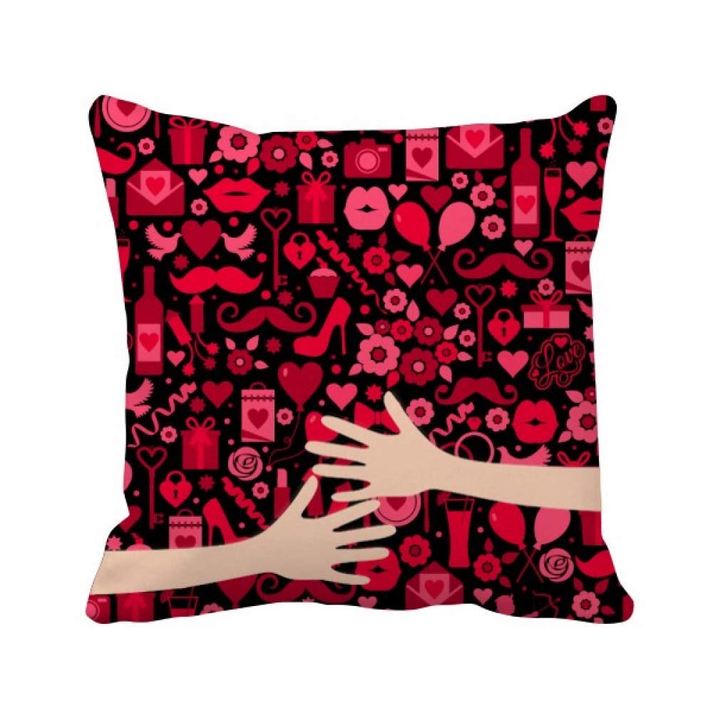 Coussin de coeur rose lèvres sur le canapé du salon moderne et chaleureux