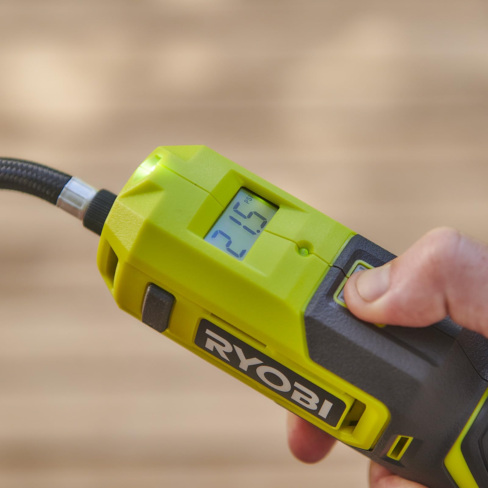 Ryobi Gonfiatore a Batteria 4V USB Lithium con Batteria 2,0Ah e Caricabatterie Inclusi, Pressione fino a 6,9 bar / 100 PSI, Display LCD Digitale, Luce LED, per Auto e Bici, RI4-120G