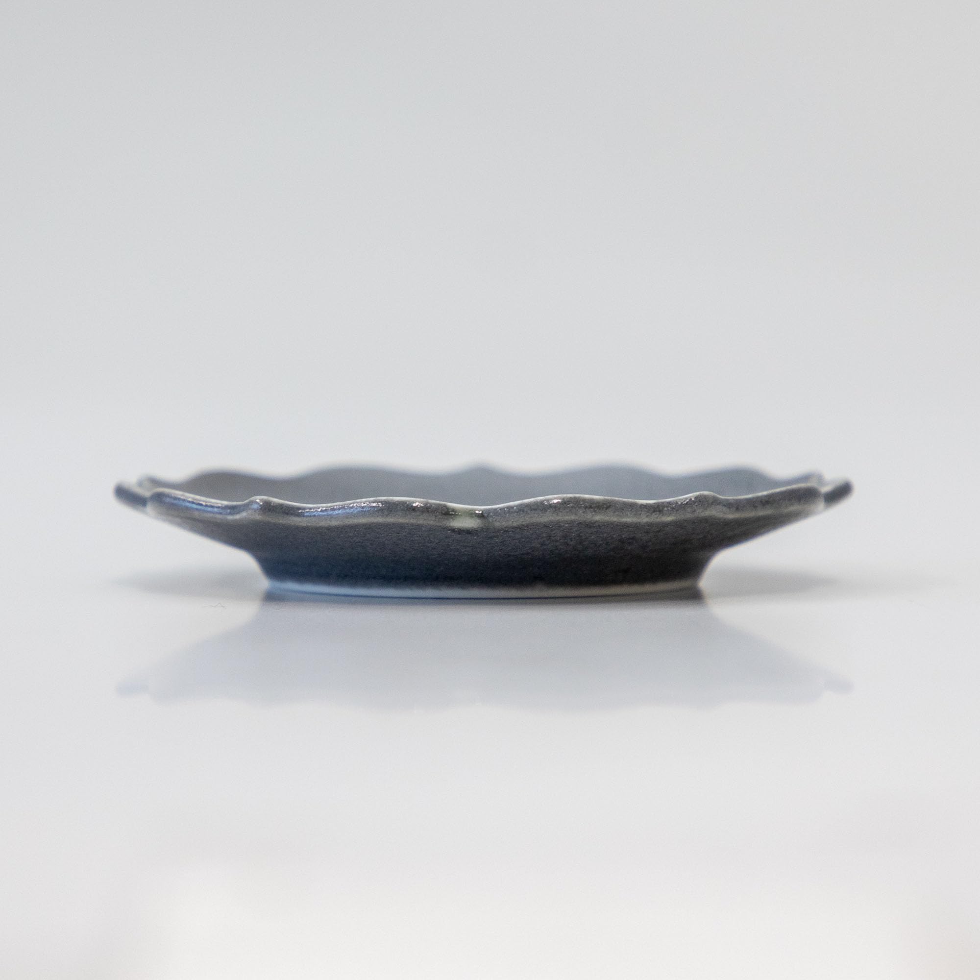 Porta incenso giapponese Asayu - Forma di fiore "Kikyo" punteggiata in oro - Piatto raccogli cenere in ceramica Mino Ware con supporto in ottone (Ginnezu Kikyo)