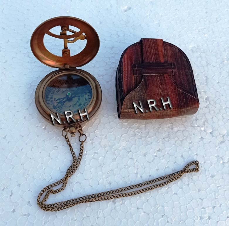 Brújula de latón artesanal con estuche de cuero miniatura 4