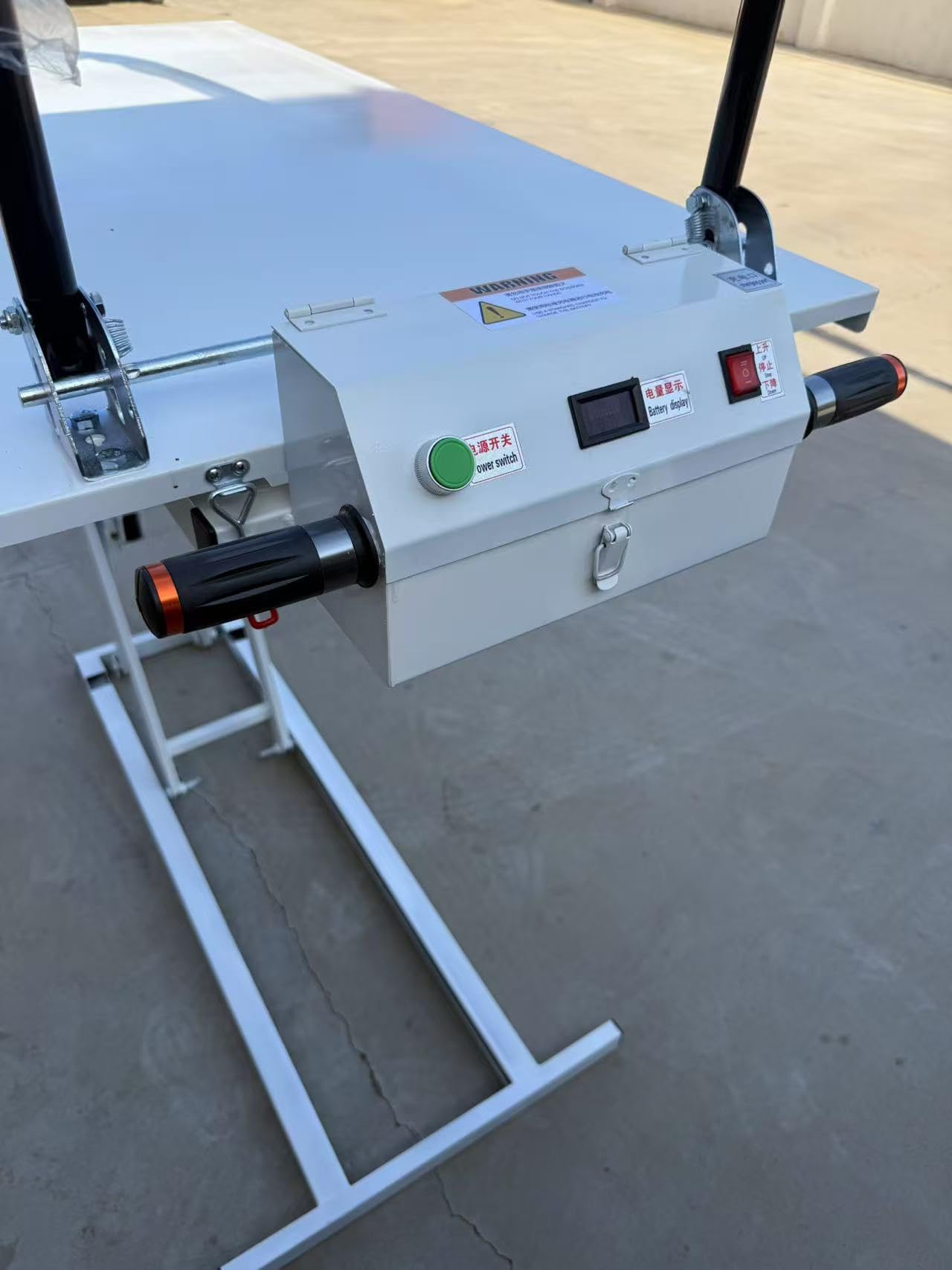 Carrello elettrico idraulico a forbice da 200 kg, altezza massima di sollevamento 80 cm, carrello piatto portatile per magazzino, officina e logistica, design compatto e resistente