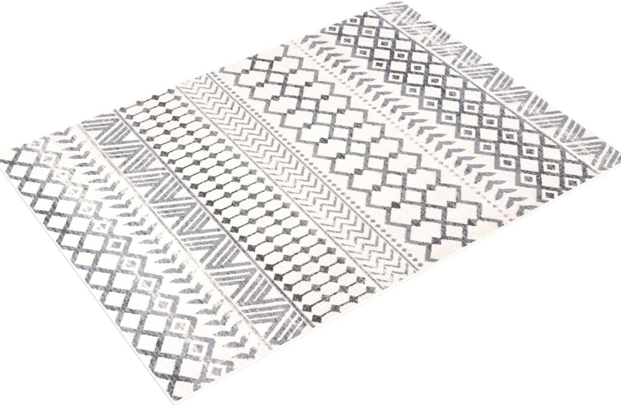 Camilson 5' x 7' Grey and Cream Geometric Area Rug