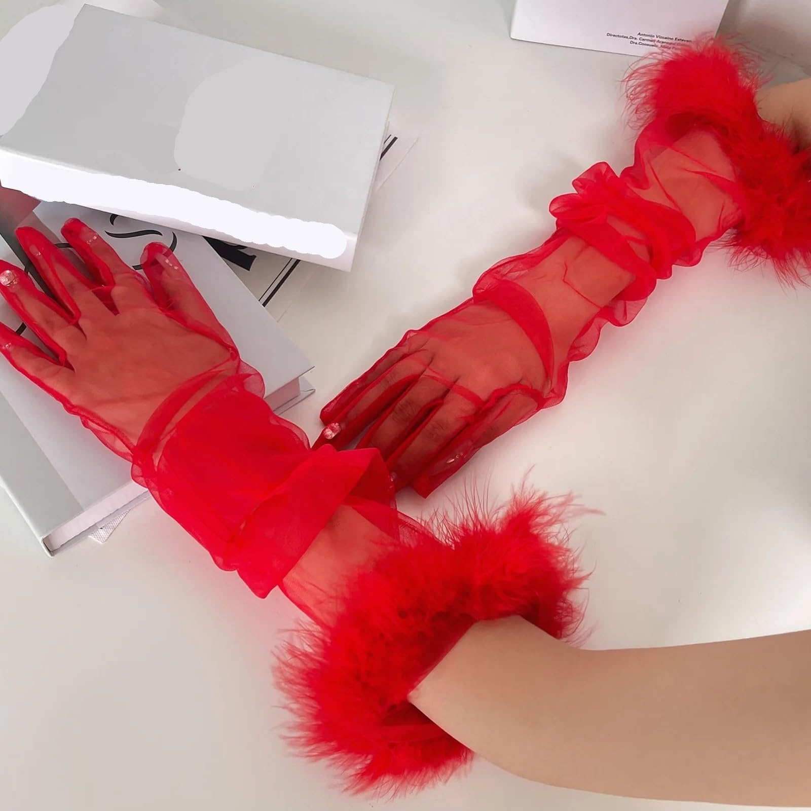 Guanto con piume, polsino soffice, tulle lungo velato trasparente