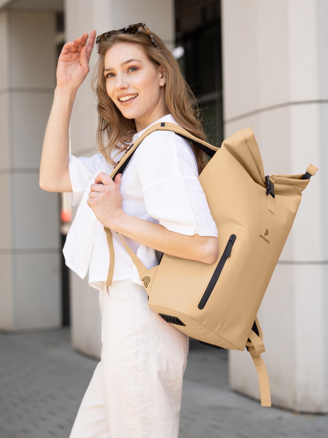 Pactastic großer Rolltop Rucksack mit Tragegriff | 660 Gramm leichter Rucksack aus wasserabweisendem veganem Tech-Material | 36 x 15 x 45 cm mit integriertem Schlüsselanhänger und Laptopfach