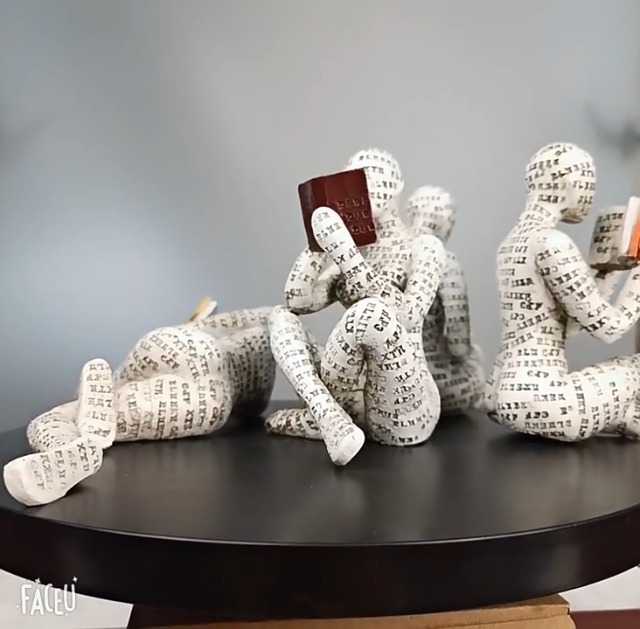 Figura Abstracta Mujer Leyendo Estatua Moderna en Resina miniatura 7