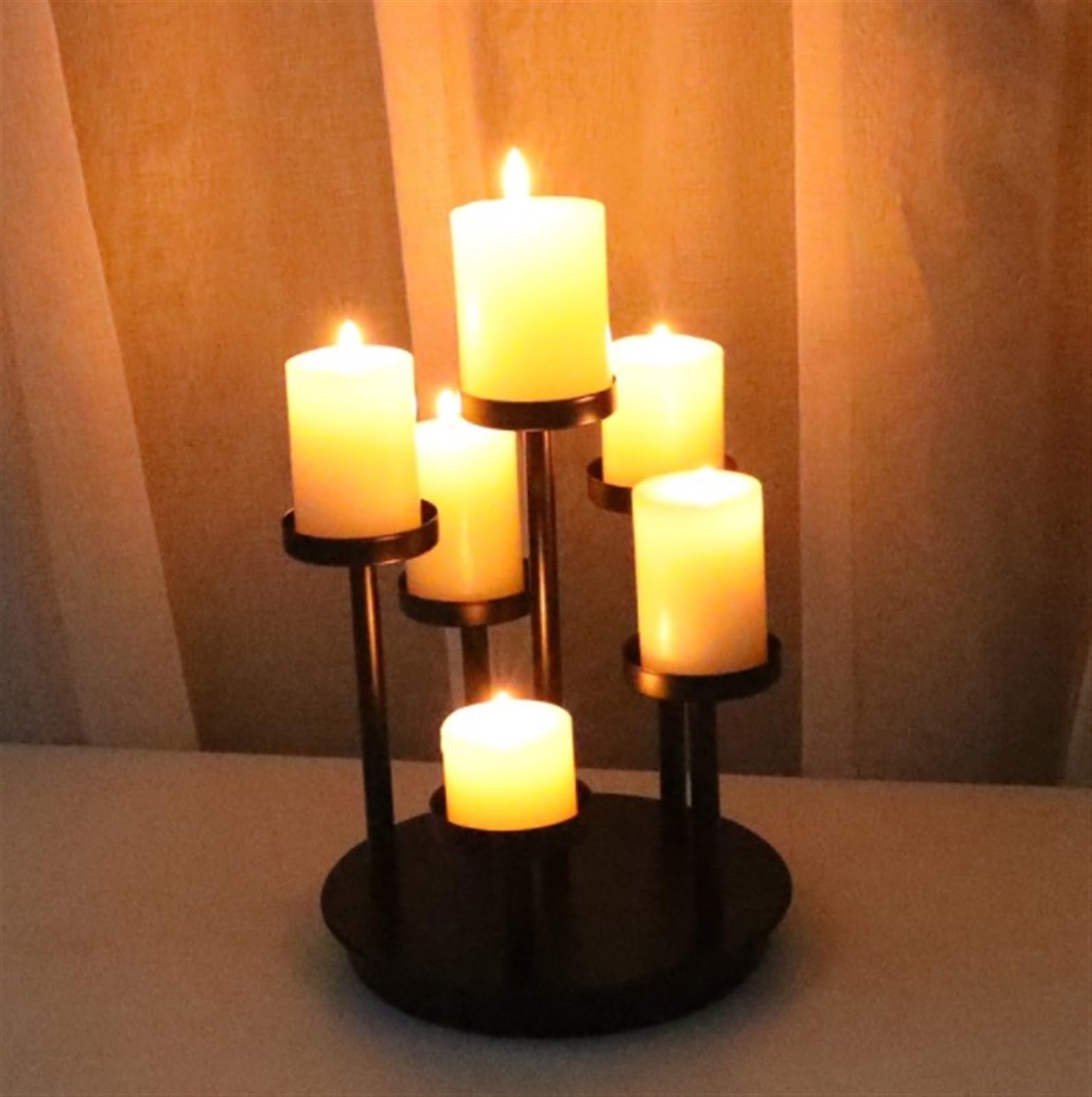 Candelabro de 6 pilares con Base de Metal Negro para centros de Mesa y cenas.