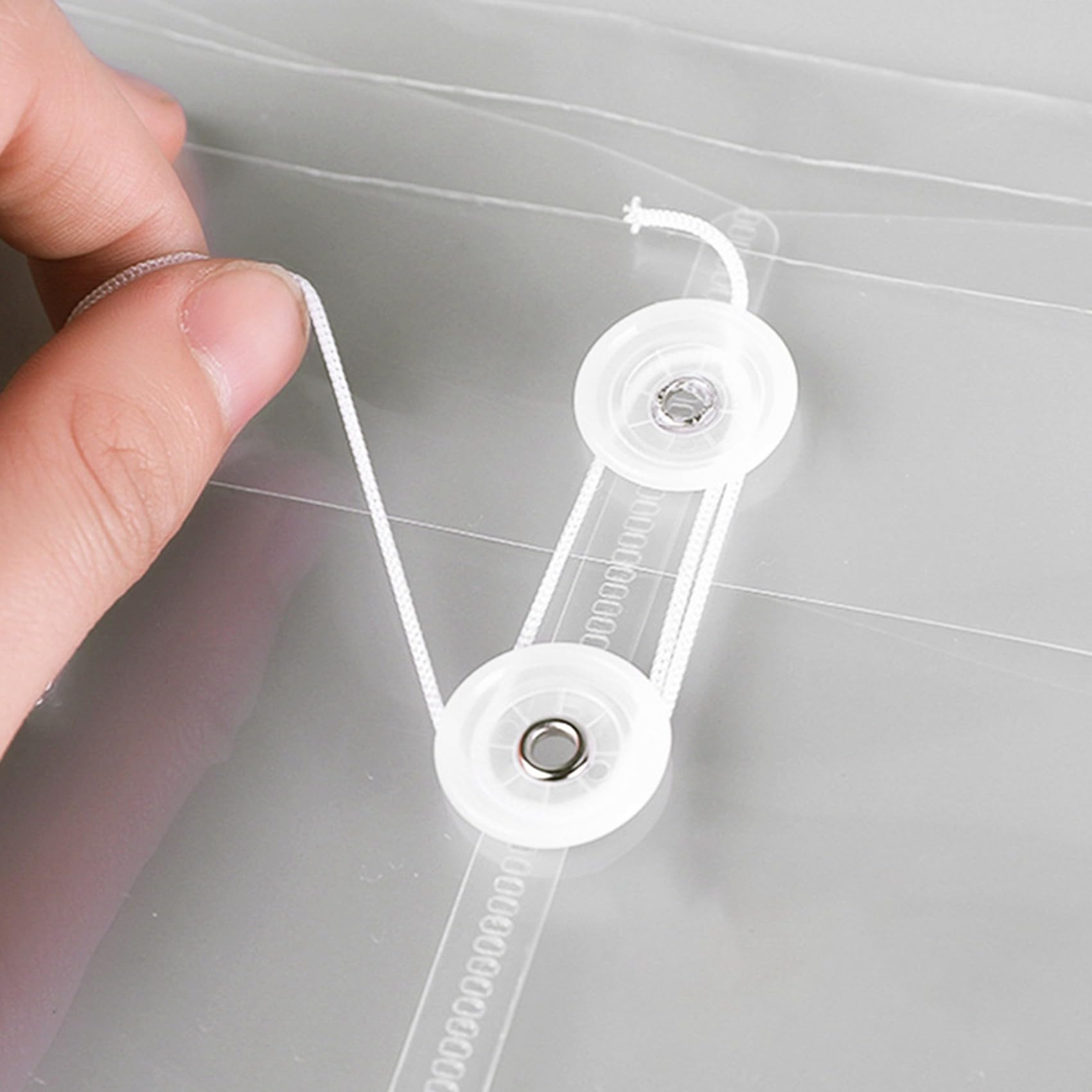 Confezione da 48 buste in plastica trasparente, espandibili, con chiusura a bottone e laccetto, formato A4