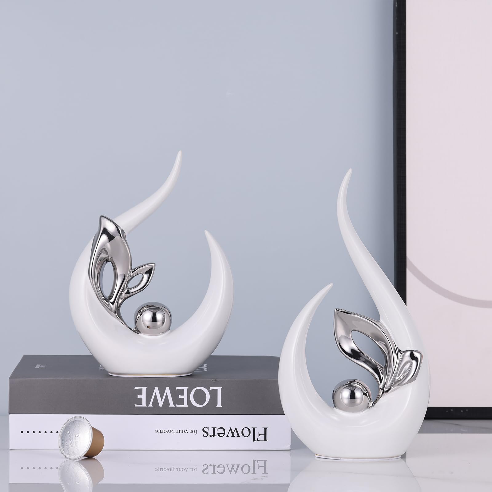 Sculture astratte bianche e argentate, decorazione per la casa, statua d'arte in ceramica da mettere su scaffali e supporto TV, decorazione per centro di intrattenimento con accento argento,