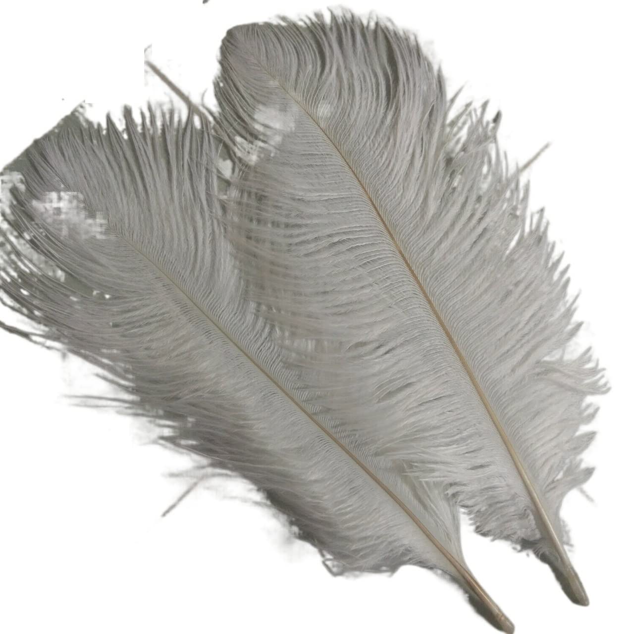 Plumes d'autruche blanches pour réussir une décoration de table de mariage vide