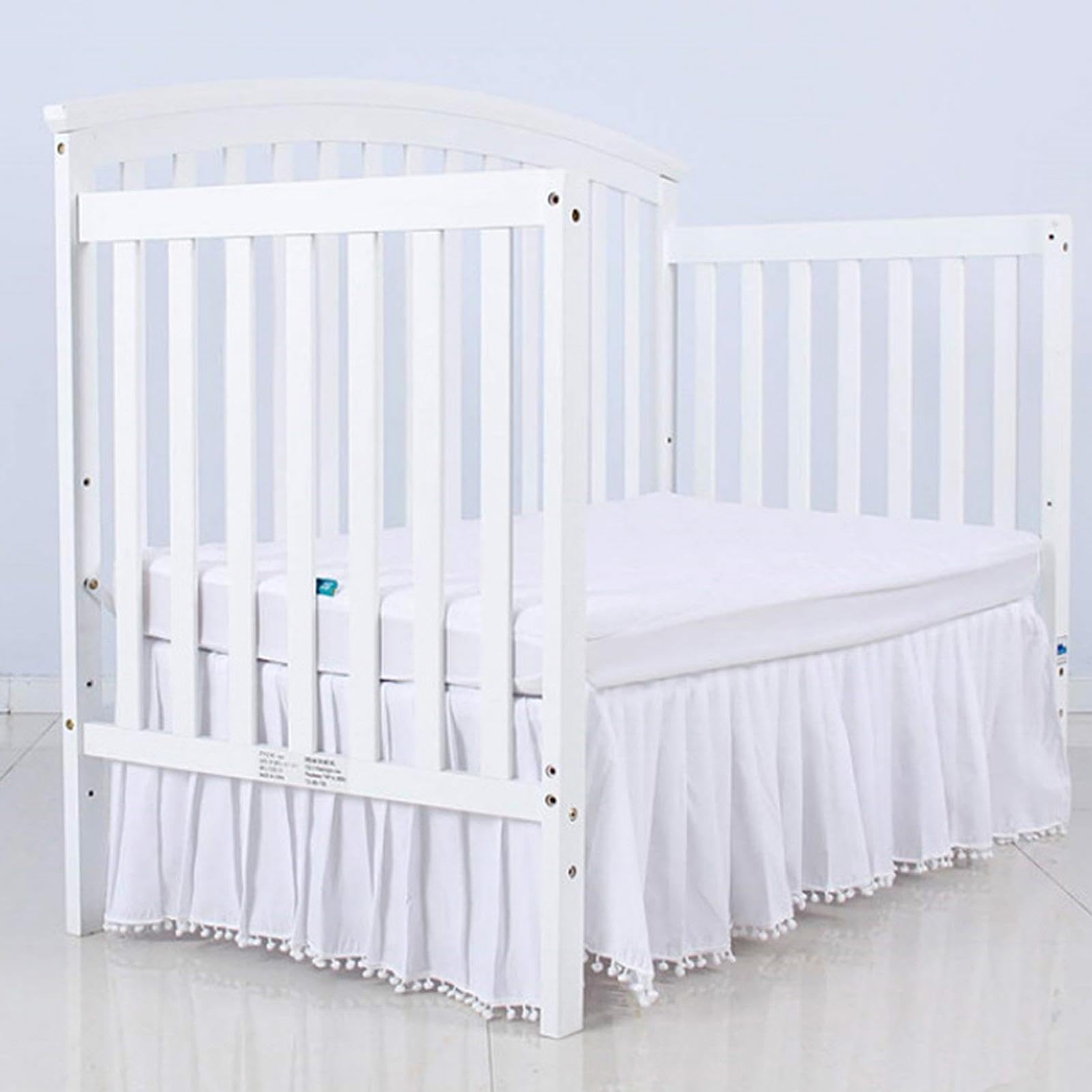 Jupe De Berceau, Jupe De Berceau À Volants avec Pompons, Housse Anti-poussière en Microfibre pour Lit De Bébé, Douce Et Confortable À La Plupart des Lits d'enfant en Bas Âge