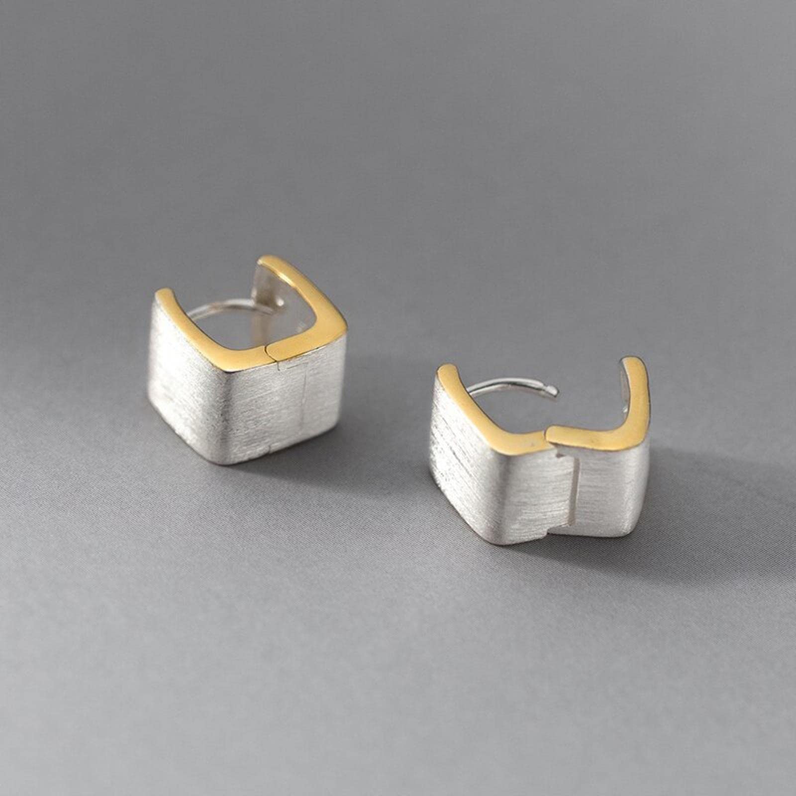Hebilla De Oreja Cuadrada De Plata Esterlina 925 Real para Mujer Acabado Cepillado Hecho A Mano Plata Amp; Joyas con Sentido del Diseño En Color Dorado