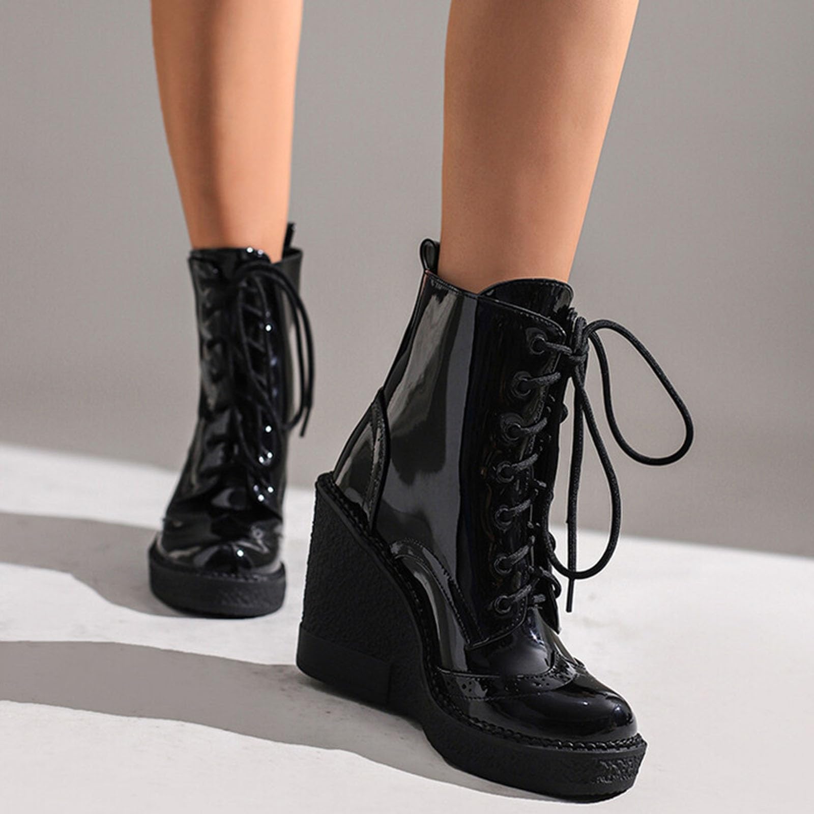 Stivaletti Con Zeppa Stivali Stringati Con Plateau Da Donna Stivaletti Biker In Vernice PU Tacchi Alti 11 Cm Scarpe Calde Alla Caviglia For Autunno E Inverno