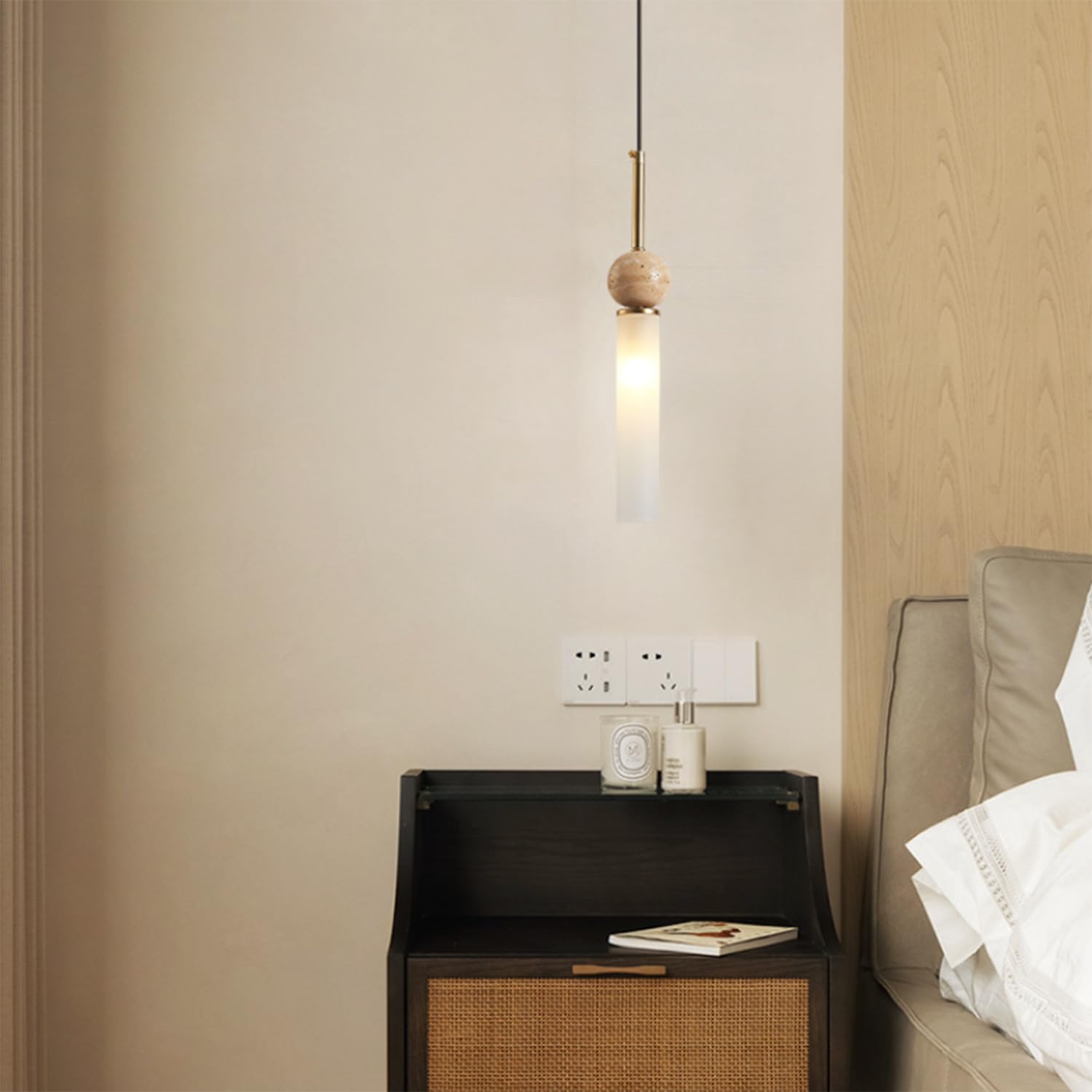 Lampada a sospensione con paralume in travertino naturale e acrilico