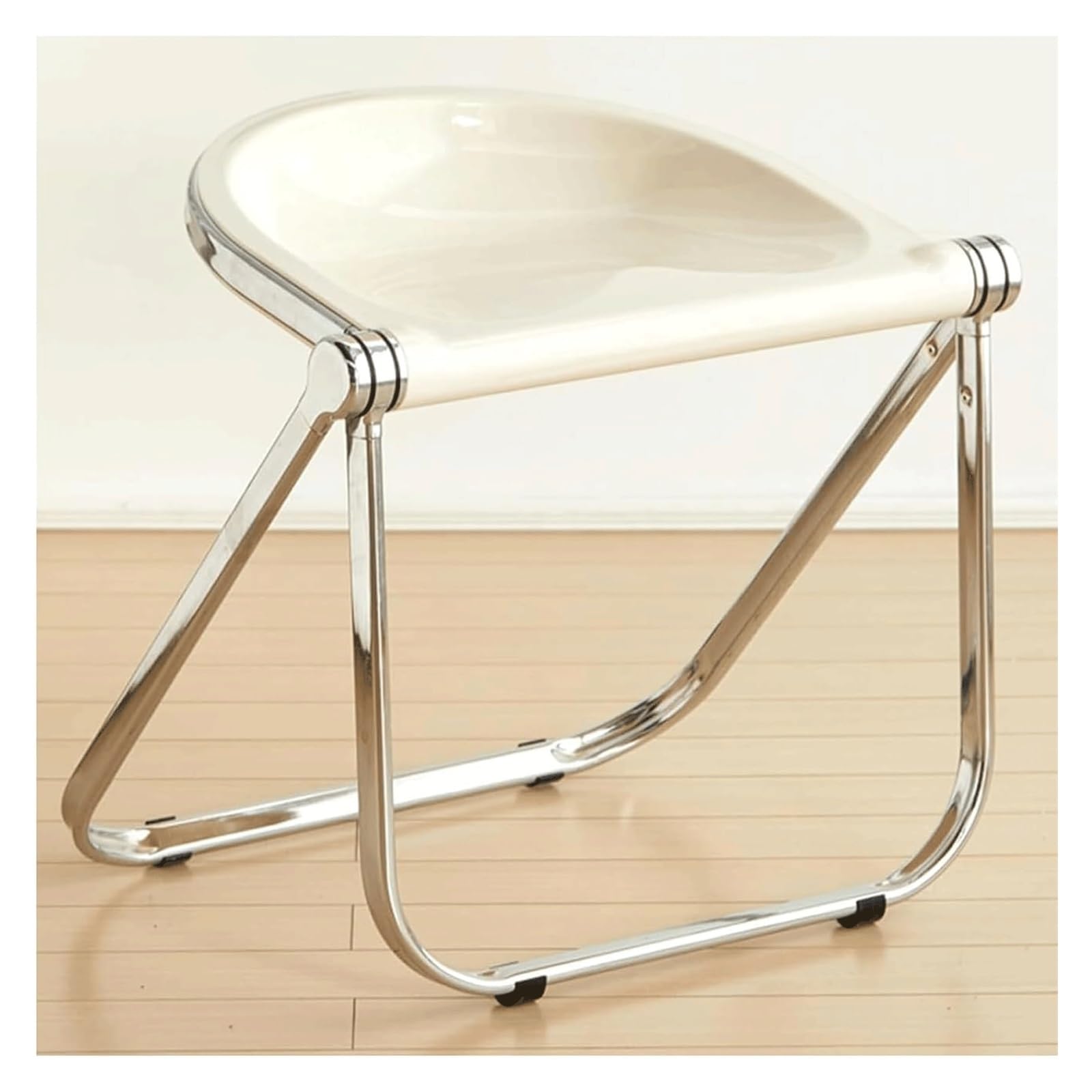 Chaise pliante acrylique haut de gamme et structure métal au design épuré
