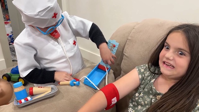 Maletín De Médico De Madera Con 23 Piezas, Bata Y Gorra – Juego De Rol Para Niños De 3 A 8 Años, Incluye Prueba De Vista