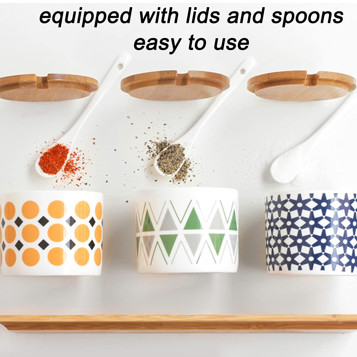 Beegie Pots à épices, coffret d'assaisonnement, boîte d'assaisonnement, pot à condiments, pots à sel avec couvercles de cuillère, plateau à motif peint à la main, lot de 3