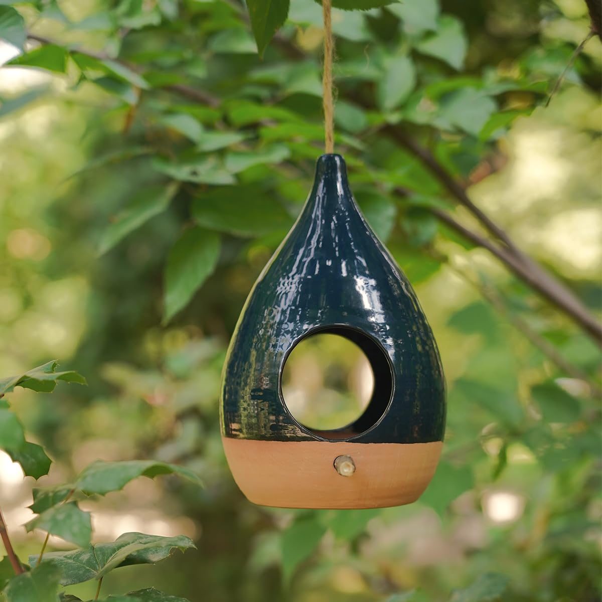 Keramik Vogelfutterhaus zum Aufhängen | Handgefertigtes Vogelhaus | Futterspender für Wildvögel | Gartendeko | Winterfest | Modell Nachtblau Keramik