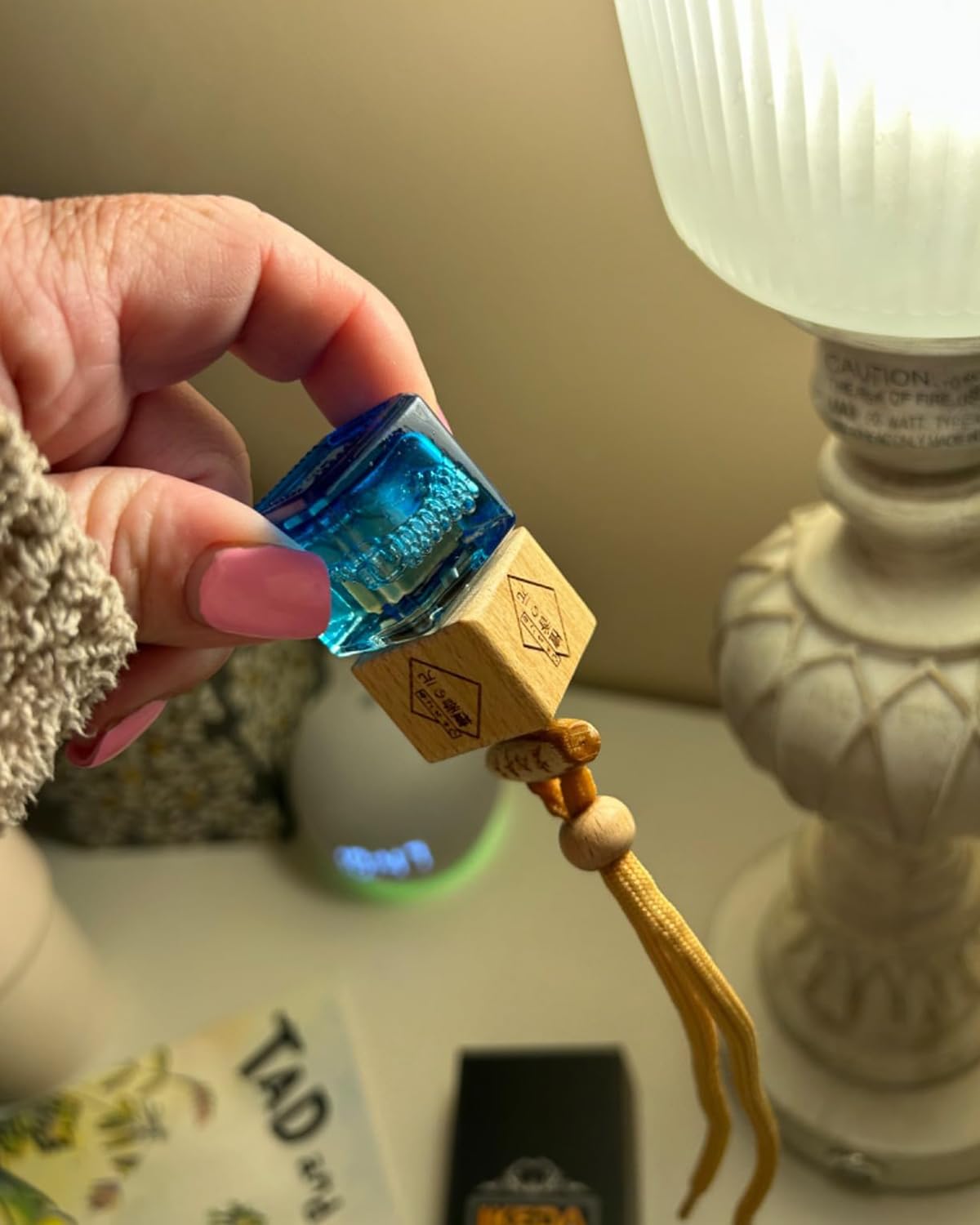 ikeda fragrance Ambientador de coche de 8 ml, fragancia de larga duración de 45 días, botellas difusoras colgantes para automóviles, elimina el olor del aire fresco para hombres (1 unidad, sándalo)