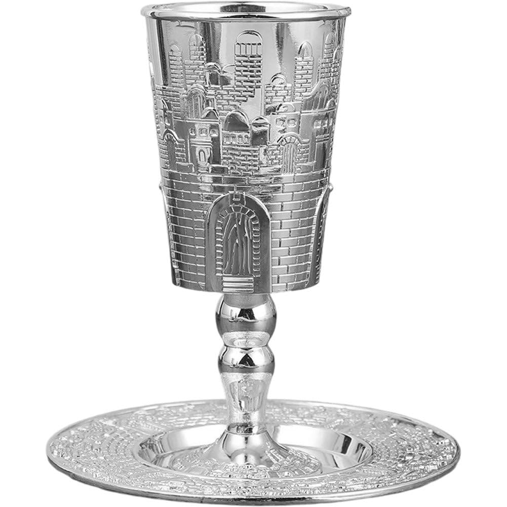 Calice à vin en métal gravé style médiéval pour une table de mariage royale