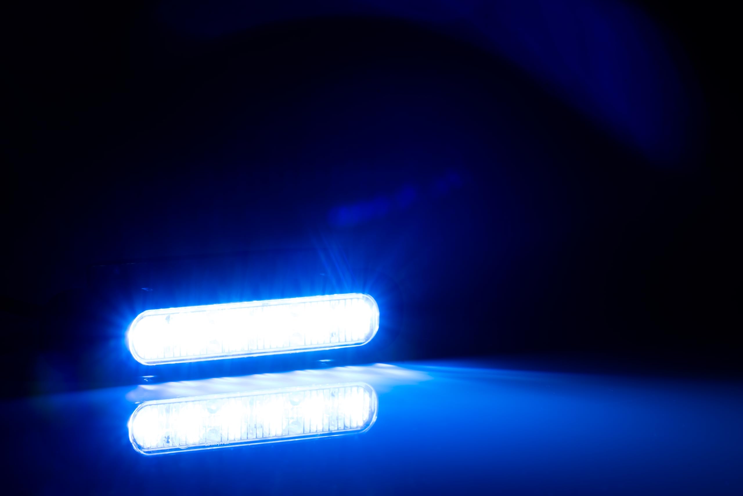2x Luz Estroboscópica LED Azul Vehículos de Emergencia – Ambulancia, Servicios Sanitarios – 6 Patrones de Destello + Reflector Triangular – IP68 – Homologado ECE R65/E9/E20