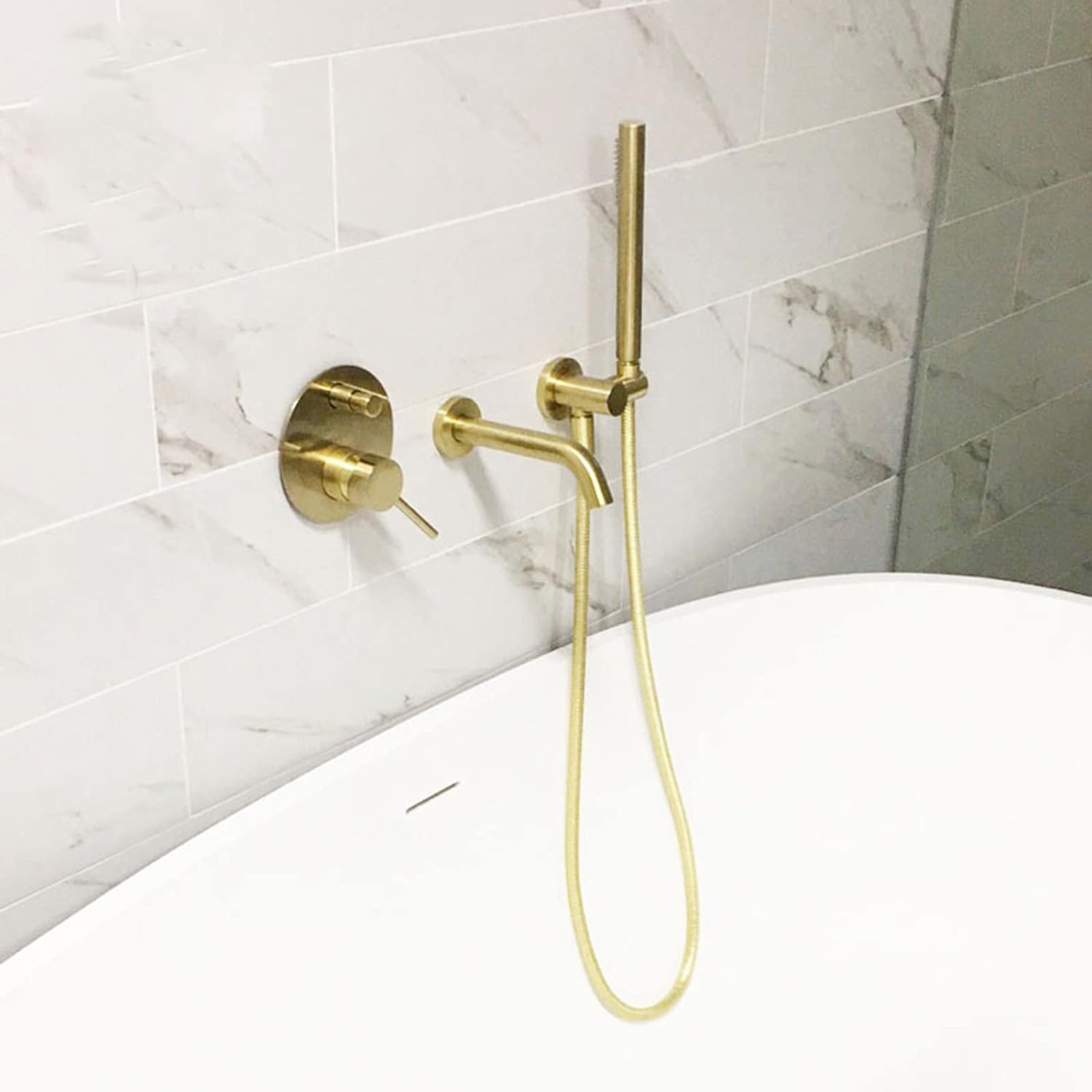 Robinet mitigeur de douche doré luxe avec bec pivotant pour baignoire élégante