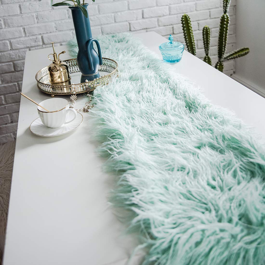Chemin de table moderne en fausse fourrure à poils longs ultra doux pour maison, cuisine, fête, mariage (bleu clair, 30,5 x 299,7 cm)