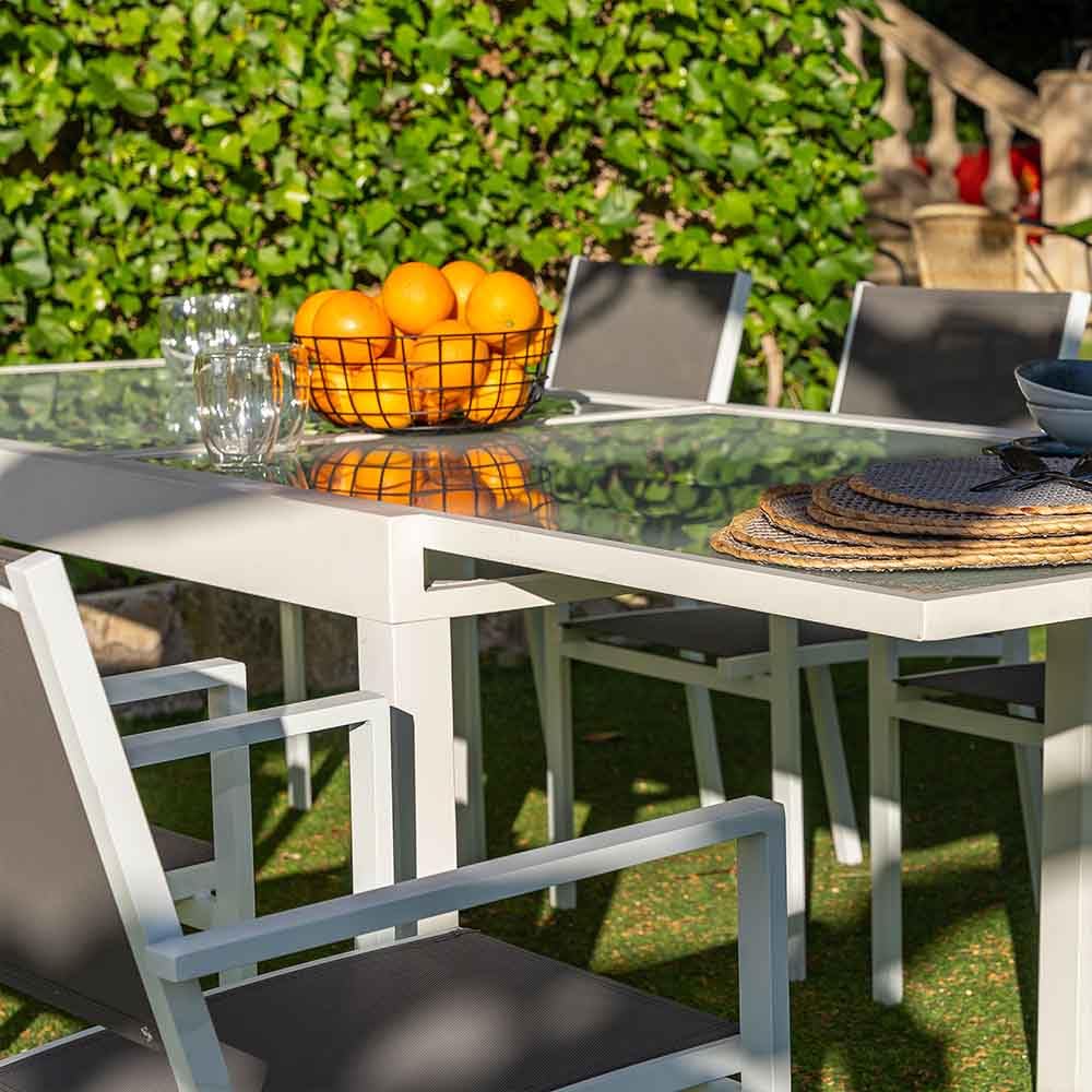 LOLAhome Mesa de Comedor Extensible para jardín Thais, Blanca de 80x80 cm Extensible 160 cm, de Aluminio y Cristal Serigrafiado, Tratamiento Anticorrosión, Elegante y Duradera, para 6 Personas