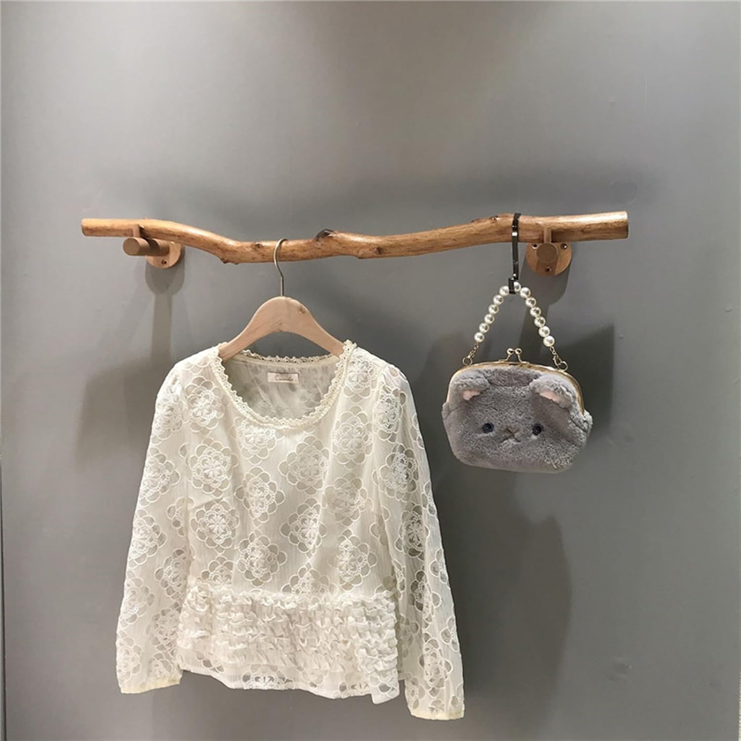 Tringle à vêtements en bois de hêtre massif 120cm pour un dressing vintage chic