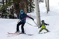 Vista 7 de skiguard Ski Harness Trainer for Kids: Teach Your Child The Speed Control of Skiing and Snowboarding-Shock Absorbing Leashes