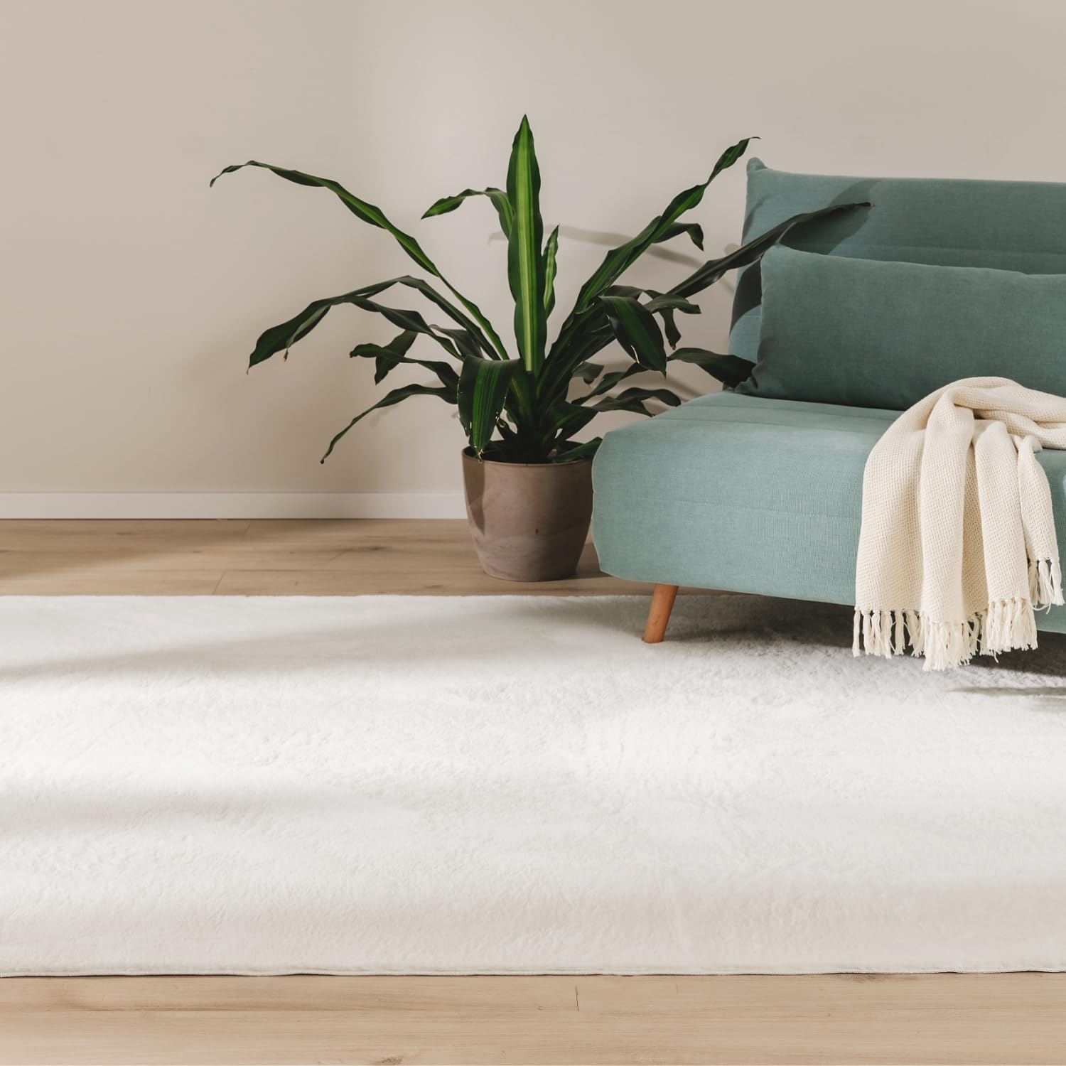 Tapis de salon en fausse fourrure crème 140x200 cm benuta Basic