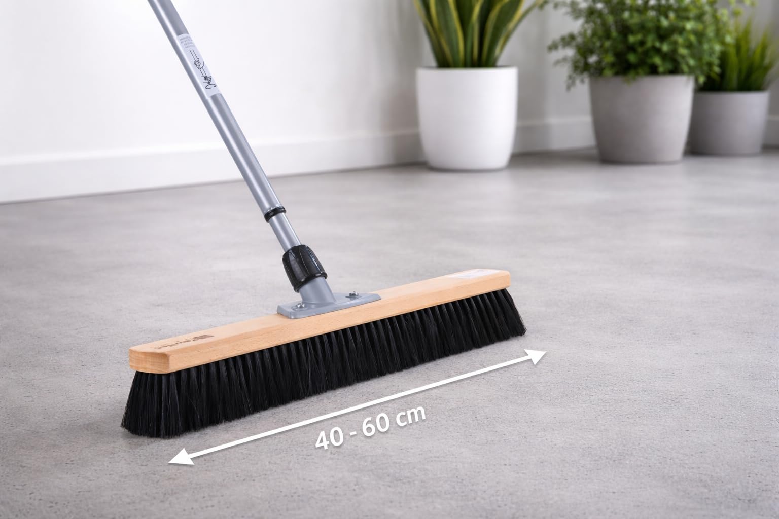 Profi Saalbesen 60cm Breit mit Teleskopstiel Stiel weiche Borsten Besen | 60cm breit, Weiche schwarze Kunsthaar-Borsten, Buchenholz, Verstellbar ausziehbar, Für Haushalt Büro Lager Werkstatt