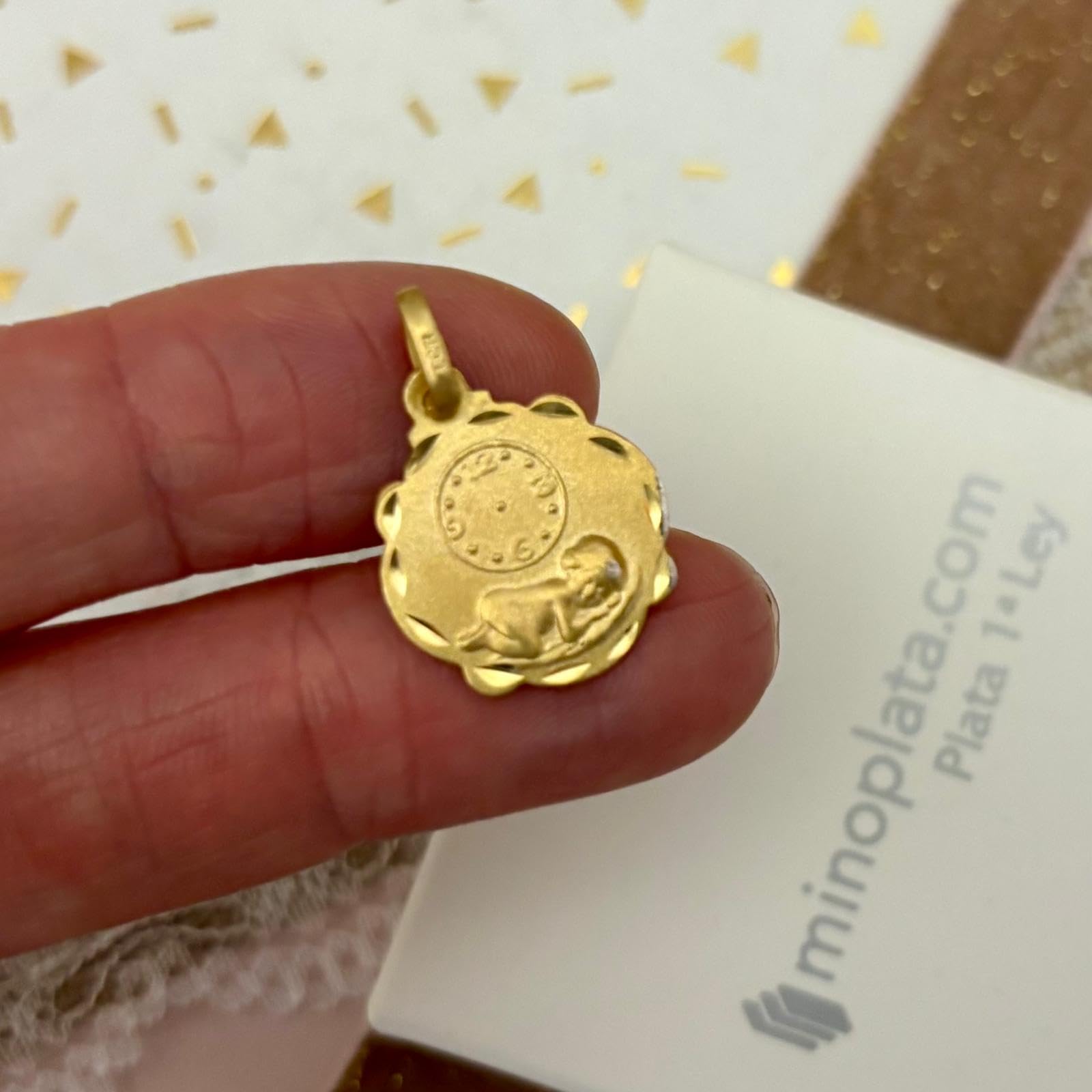 Medal narodzin z zegarkiem, srebro próby 925 pozłacane, tłoczony wzór dla niemowląt, 16 x 20 mm, z pudełkiem prezentowym