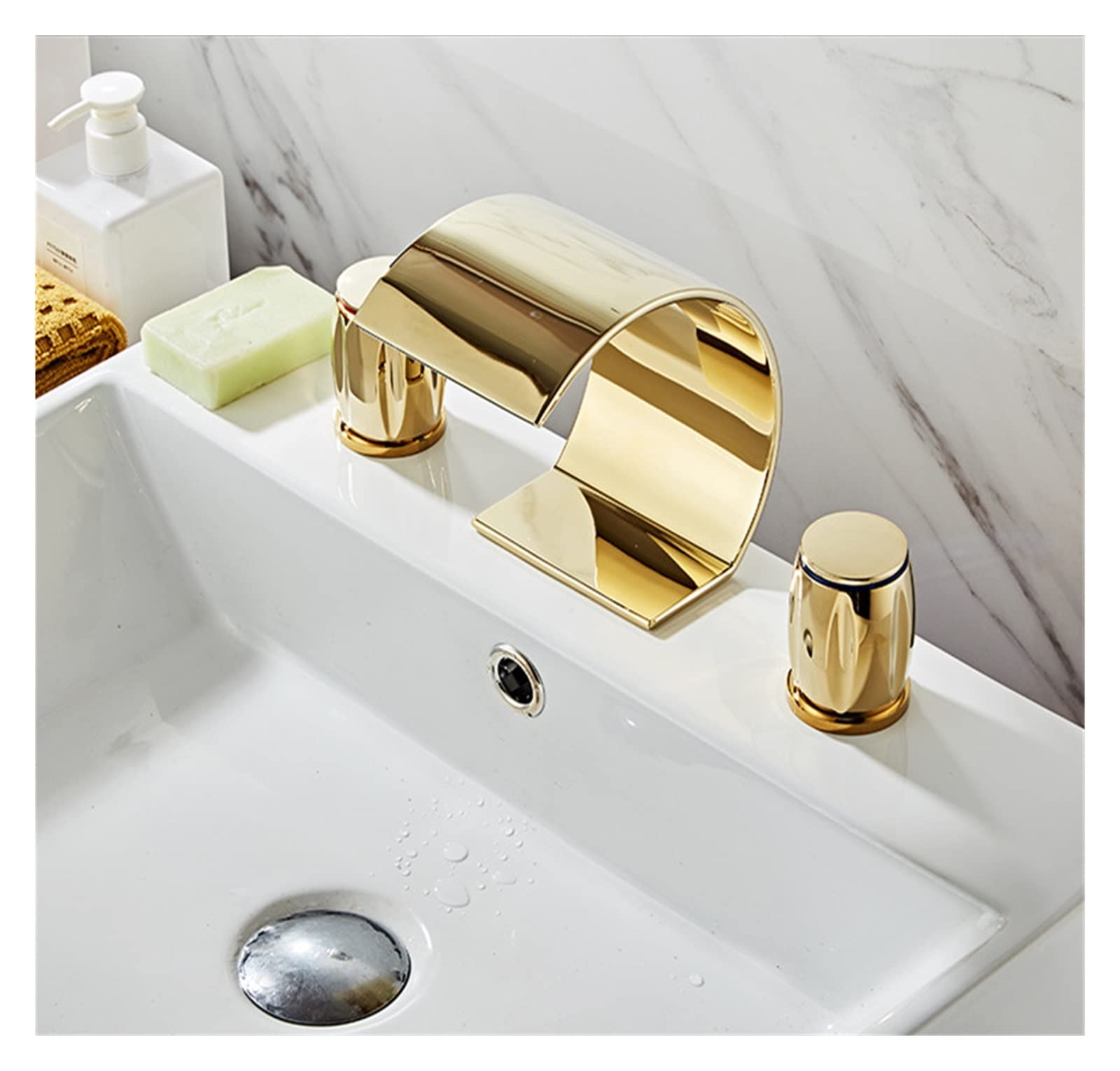 Robinet de lavabo cascade or et noir pour créer une ambiance spa à la maison