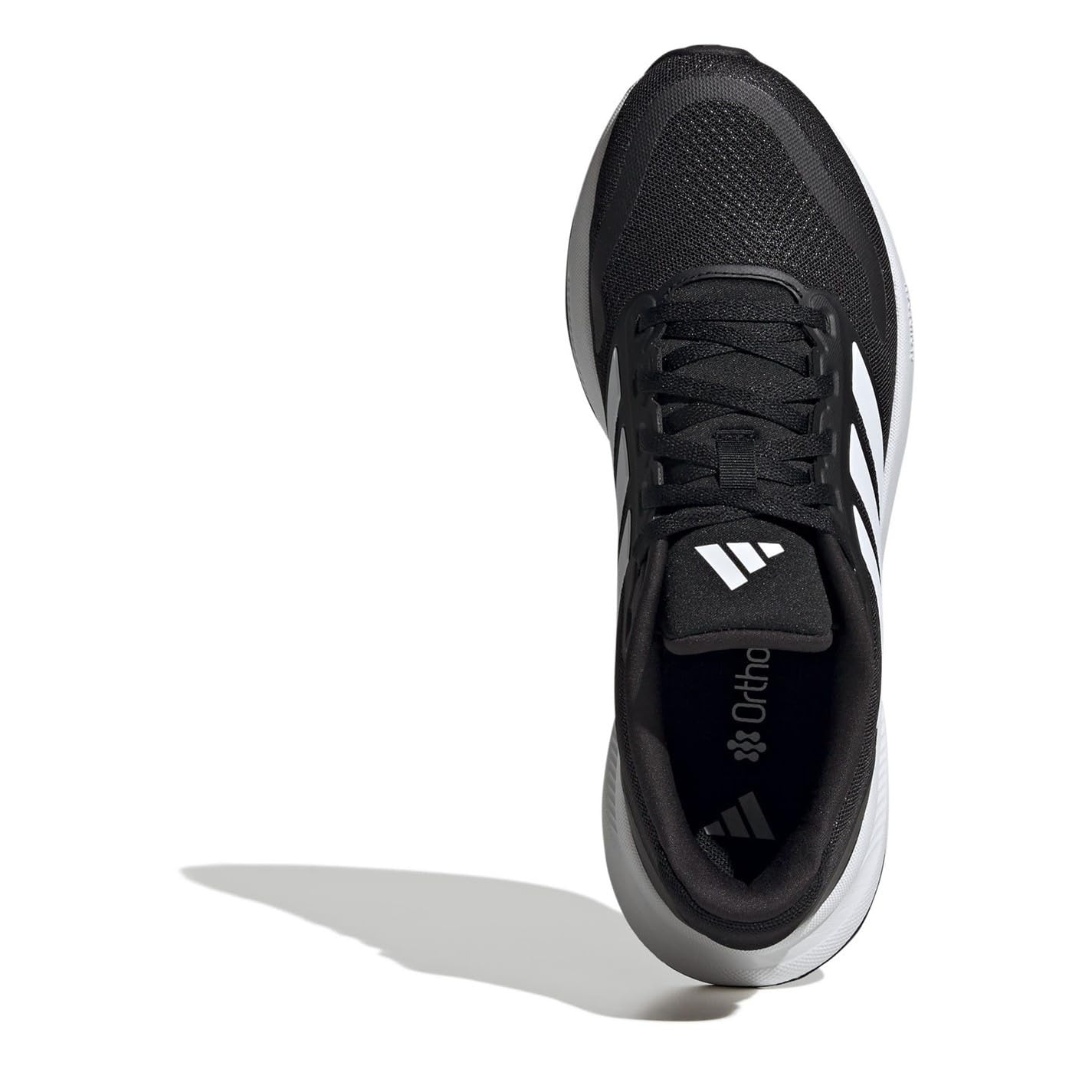 Primer plano de las zapatillas adidas Runfalcon 5, destacando su diseño de malla transpirable y suela.